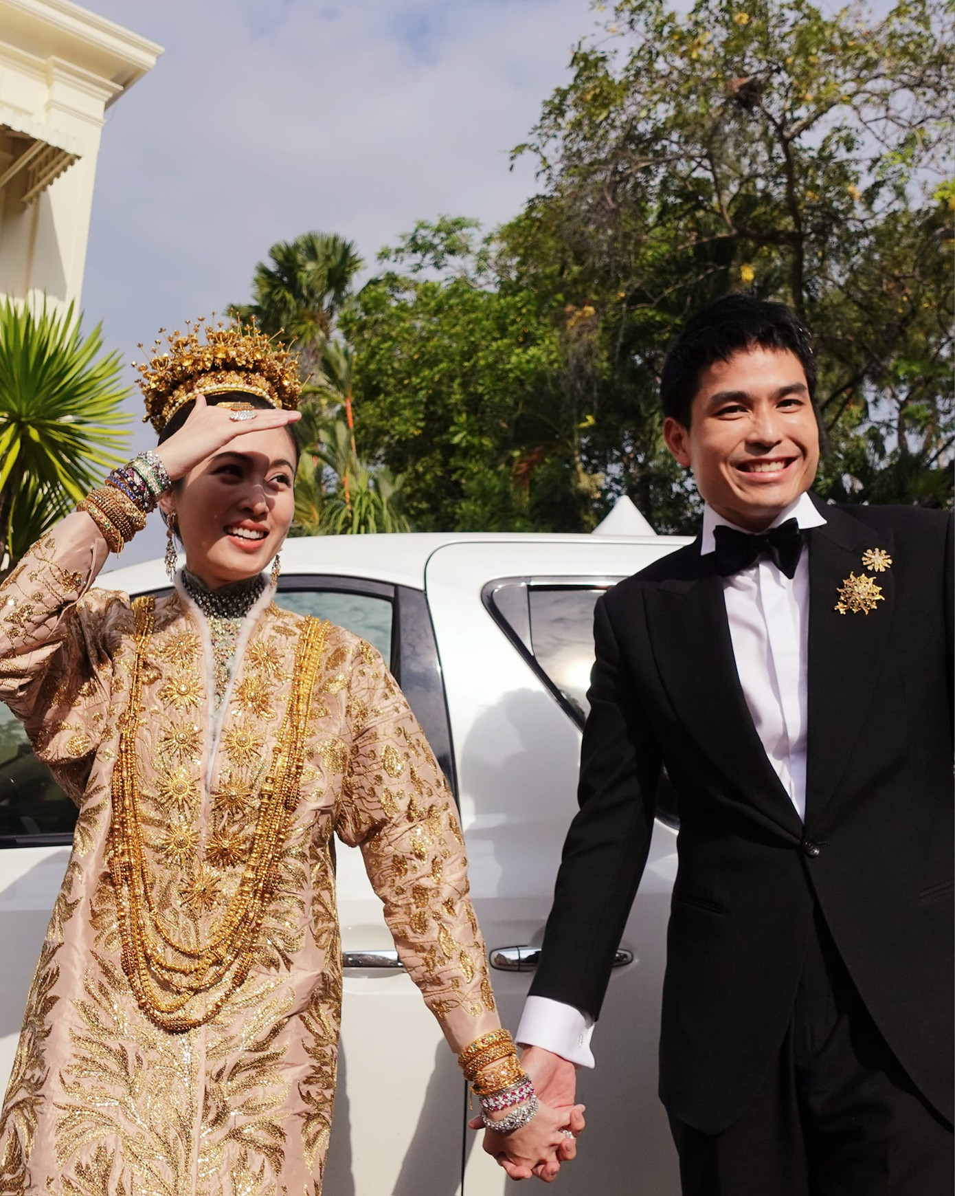 Sáng 1/3, đám cưới của Nong Poy và doanh nhân Oak Phakwa Hongyok diễn ra tại Phuket, Thái Lan. Ar Jor - bảo tàng, nhà hàng, homestay, quán cà phê nổi tiếng của nhà trai thông báo đóng cửa hai ngày để tổ chức hôn lễ.