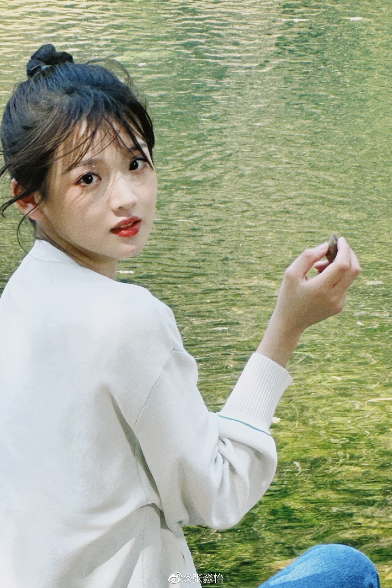 “Em Lâm” do diễn viên trẻ sinh năm 1998 Trương Miểu Di thủ vai. Cô được nhận xét có khuôn mặt tinh khôi, tươi tắn nhưng không có khí chất của Lâm Đại Ngọc – người dưới ngòi bút của Tào Tuyết Cần miêu tả như đóa phù dung, đa sầu, mong manh. “Nhân vật đóng Lâm Đại Ngọc đã không có khí chất của người nhìn cánh hoa rơi đã có thể đau lòng rơi nước mắt. Ánh mắt của bạn ấy quá linh động, không có cái ngây thơ nhưng hiểu chuyện của cô Lâm” – một khán giả viết. “Em Lâm” do diễn viên trẻ sinh năm 1998 Trương Miểu Di thủ vai. Cô được nhận xét có khuôn mặt tinh khôi, tươi tắn nhưng không có khí chất của Lâm Đại Ngọc – người dưới ngòi bút của Tào Tuyết Cần miêu tả như đóa phù dung, đa sầu, mong manh. “Nhân vật đóng Lâm Đại Ngọc đã không có khí chất của người nhìn cánh hoa rơi đã có thể đau lòng rơi nước mắt. Ánh mắt của bạn ấy quá linh động, không có cái ngây thơ nhưng hiểu chuyện của cô Lâm” – một khán giả viết.