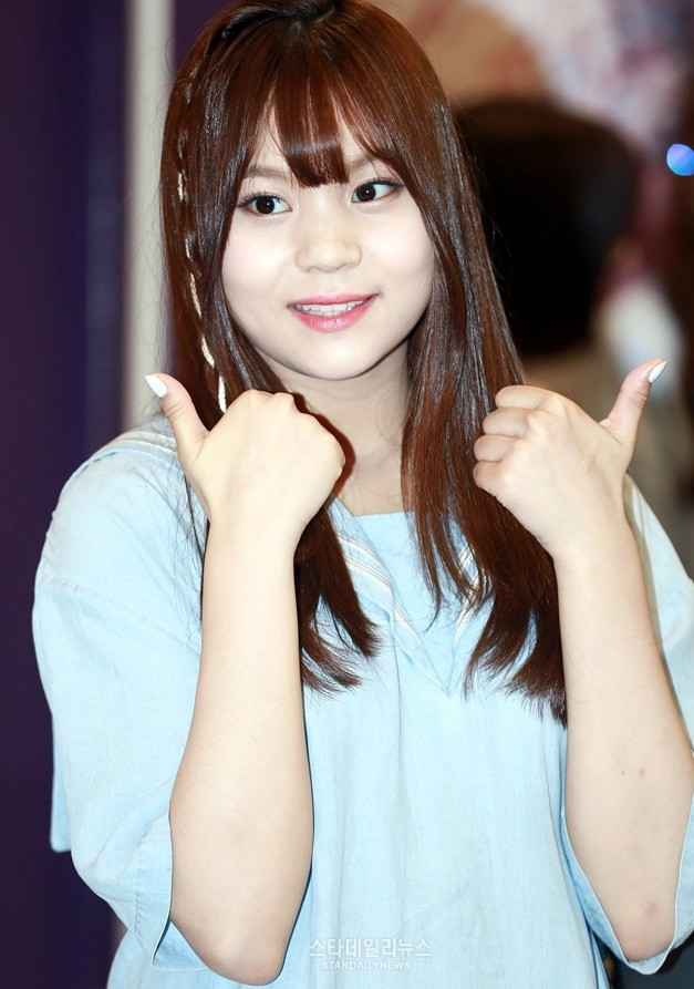 Nhận quá nhiều lời chê bai, có thời điểm Umji tự ti đến mức không dám ngẩng mặt nhìn thẳng vào camera. Tại sân khấu âm nhạc của đài KBS, cô tránh nhìn về phía khán giả bằng cách lấy tóc che phủ hầu hết gương mặt bầu bĩnh của mình. Áp lực chồng áp lực, cô tiếp tục bị đánh giá thiếu chuyên nghiệp vì ủ rũ, thiếu năng lượng trên sân khấu.