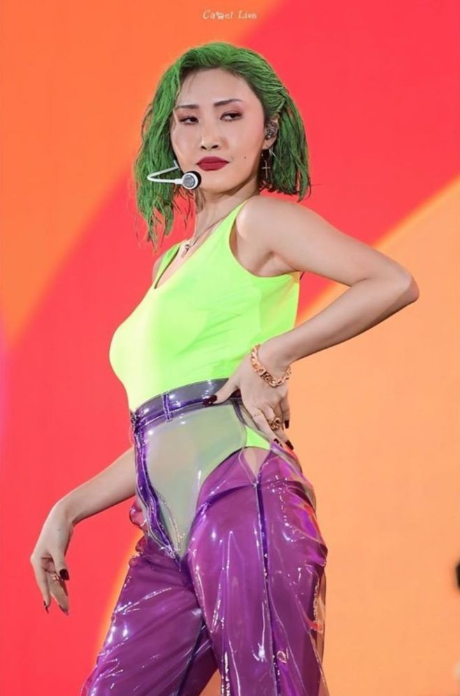 Bên cạnh đó, Hwasa không ngại làm mới mình, thử sức với những phong cách thời trang độc, lạ khác nhau.