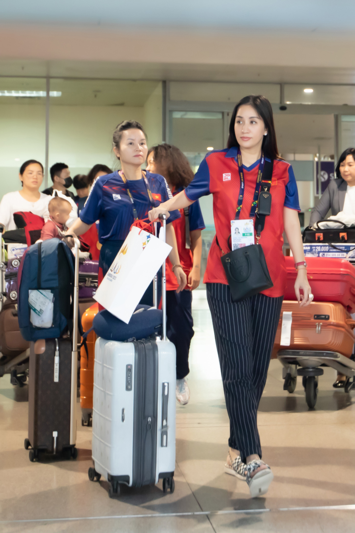 Sáng 17/5, Khánh Thi cùng đoàn Dancesport - Breaking Việt Nam trở về từ Campuchia sau SEA Games 32. Đây là lần đầu Việt Nam có HCV ở bộ môn này. Sáng 17/5, Khánh Thi cùng đoàn Dancesport - Breaking Việt Nam trở về từ Campuchia sau SEA Games 32. Đây là lần đầu Việt Nam có HCV ở bộ môn này.