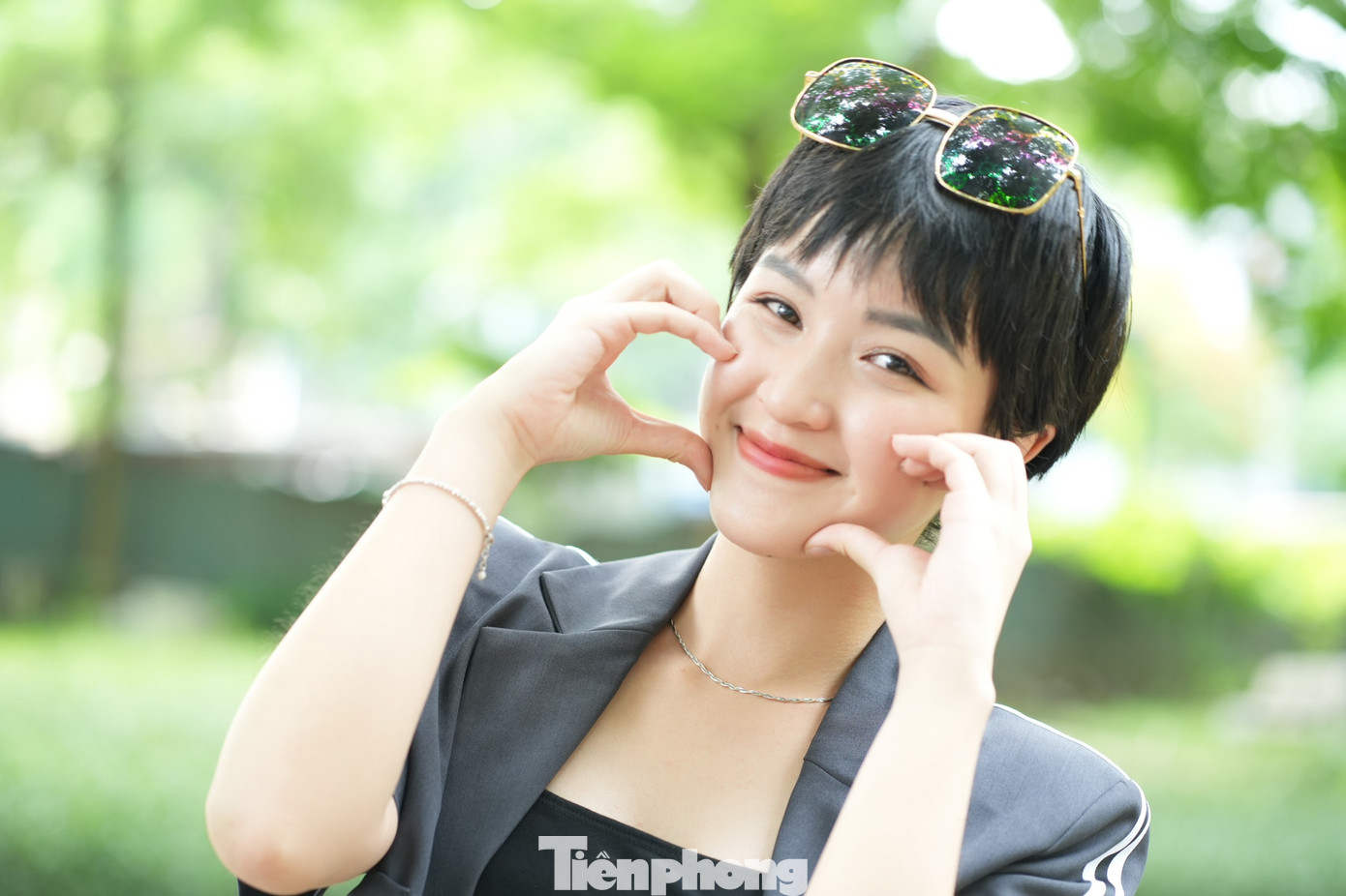 Thục Anh sinh năm 2002, tên đầy đủ là Đào Hiền Thục Anh, sinh viên Đại học Ngoại Thương. Trước đó, cô gây chú ý với vai “trà xanh” Thùy Dương trong phim Hương vị tình thân. Một số bộ phim khác cô từng góp mặt phải kể đến Giọt Gianh, Biển trổ hoa vàng, Cuộc đời của Yến, sitcom Đen thôi đỏ quên đi… Ảnh: Trọng Quân. Thục Anh sinh năm 2002, tên đầy đủ là Đào Hiền Thục Anh, sinh viên Đại học Ngoại Thương. Trước đó, cô gây chú ý với vai “trà xanh” Thùy Dương trong phim Hương vị tình thân. Một số bộ phim khác cô từng góp mặt phải kể đến Giọt Gianh, Biển trổ hoa vàng, Cuộc đời của Yến, sitcom Đen thôi đỏ quên đi… Ảnh: Trọng Quân.