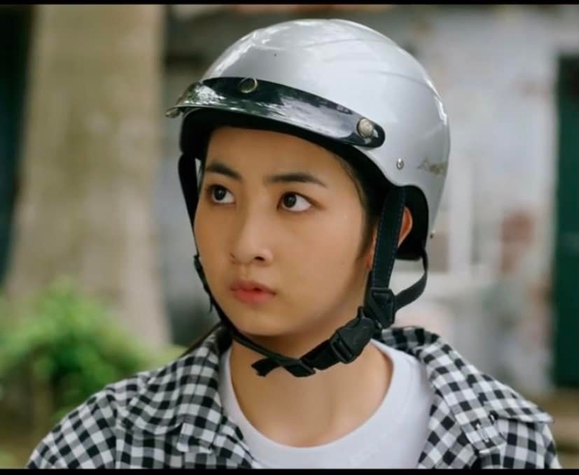 Mâu thuẫn của Hoài (Trần Vân) và cô bạn thân xưởng may Thoan (Linh Chi) là những tình tiết hút khán giả trong những tập gần đây của Làng trong phố. Thoan giận Hoài vì không cho cô vay tiền về chữa bệnh cho bố, trong khi Hoài nghi ngờ mẹ kế của Thoan cố tình bịa chuyện, lấy tiền đánh cờ bạc. Sau khi nghe được cuộc trò chuyện của hai vợ chồng Hoài, Thoan hiểu lầm, giận bạn. Cô đến quán nước chị Lệ vay 3 triệu đồng với lãi suất 100.000 đồng/ngày trả nợ cho Hoài, đồng thời tuyên bố với Hoài từ nay không bạn bè gì hết.