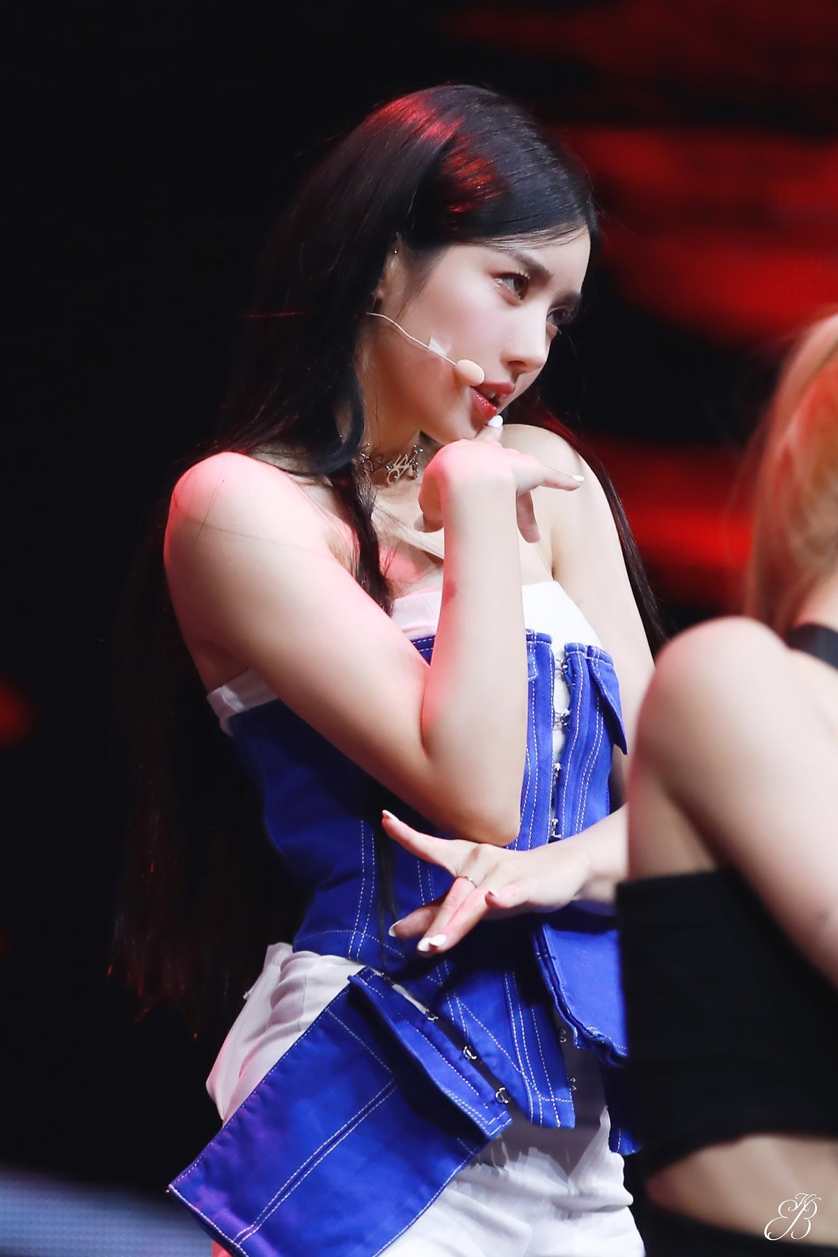 Sau khi IZ*ONE tan rã, Kwon Eun Bi là thành viên đầu solo, nữ thần tượng chia sẻ: “Làm việc cùng các thành viên luôn vui vẻ nên cảm giác một mình thật nhàm chán và trống rỗng”. Ca sĩ muốn thể hiện màu sắc đa dạng của mình để bù đắp cho những khuyết điểm thời kỳ cô còn đang hoạt động nhóm.