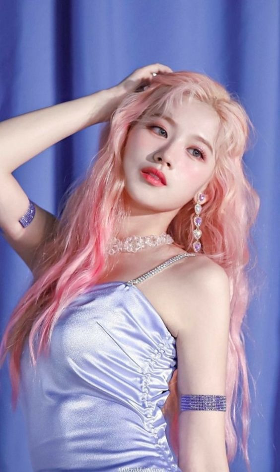 Cư dân mạng lo lắng cho tình hình sức khỏe của Sana trong chuyến đi lưu diễn vòng quanh thế giới của Twice. Ảnh: Pinterest. Cư dân mạng lo lắng cho tình hình sức khỏe của Sana trong chuyến đi lưu diễn vòng quanh thế giới của Twice. Ảnh: Pinterest.