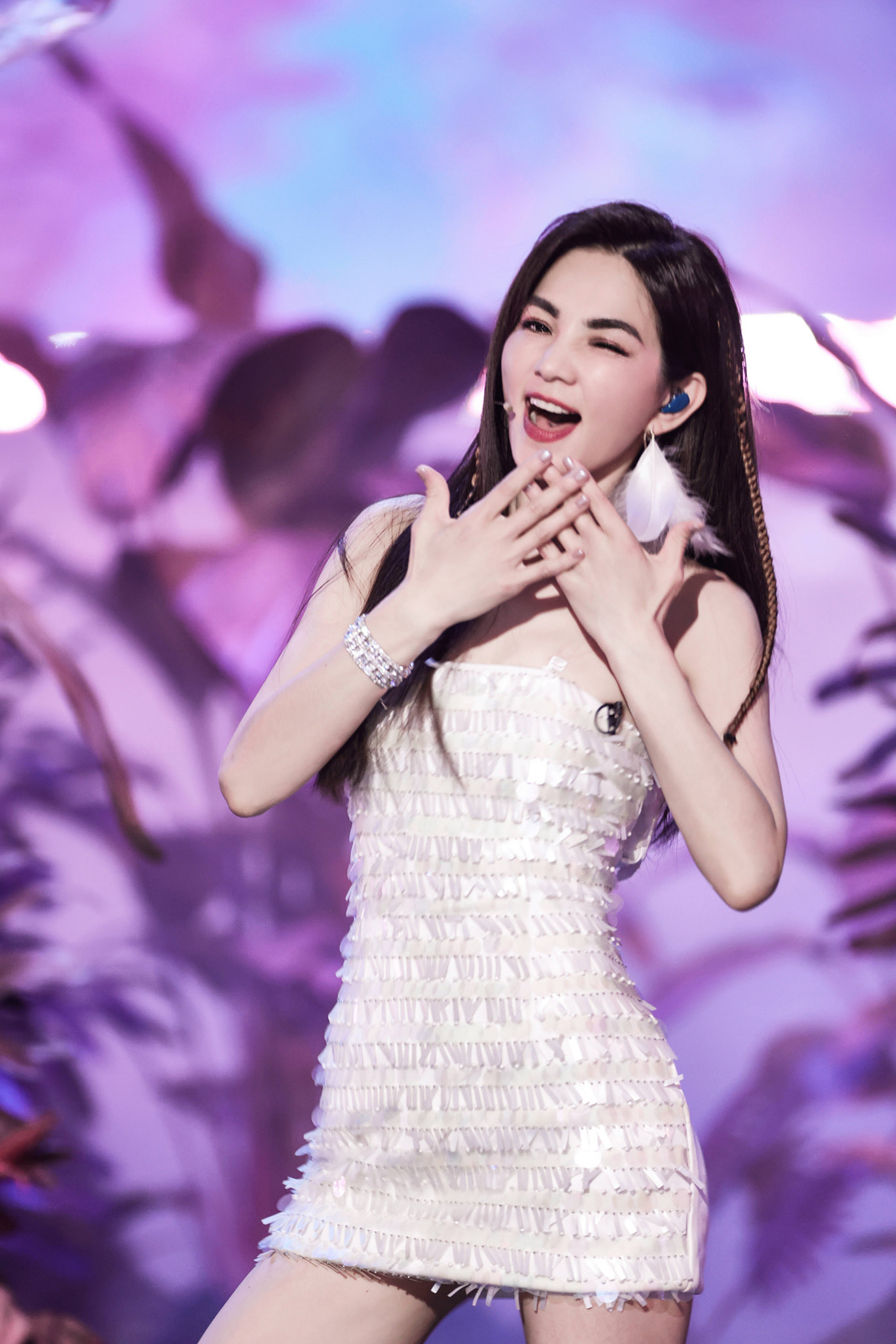 Nhìn chung, sân khấu See tình được đánh giá cao về phần nhìn, cách dàn dựng sân khấu. Tuy nhiên, bản phối được nhận xét khá rời rạc, không bắt tai bằng bản gốc. Vũ đạo cũng không phải điệu nhảy tạo trend TikTok mà là phần nhảy đơn giản thịnh hành trên Douyin. Nhìn chung, sân khấu See tình được đánh giá cao về phần nhìn, cách dàn dựng sân khấu. Tuy nhiên, bản phối được nhận xét khá rời rạc, không bắt tai bằng bản gốc. Vũ đạo cũng không phải điệu nhảy tạo trend TikTok mà là phần nhảy đơn giản thịnh hành trên Douyin.