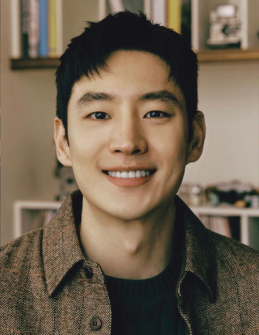 Bắt đầu nghiệp diễn xuất năm 2006, tài tử mát tay trong việc chọn kịch bản. Anh bỏ túi cho mình nhiều tác phẩm hay từ điện ảnh cho tới truyền hình như vai Shin Il Young trong The Front Line (2011), vai Ki Tae trong Bleak Night (2011), thái tử Sado phim Secret Door (2014)… Hầu hết tác phẩm của anh đều truyền tải thông điệp, nhận thức sâu sắc về các vấn đề xã hội. Thực lực của tài tử được công nhận khi anh đoạt giải nam diễn viên mới xuất sắc nhất tại Daejong Film Awards 2011, KOFRA Film Awards Ceremony 2011, Blue Dragon Film Awards 2011.