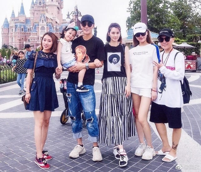 Tất Oánh người thứ nhất bên trái, đứng cạnh vợ chồng Trương Đan Phong và Hồng Hân. Ảnh: Weibo. Tất Oánh người thứ nhất bên trái, đứng cạnh vợ chồng Trương Đan Phong và Hồng Hân. Ảnh: Weibo.