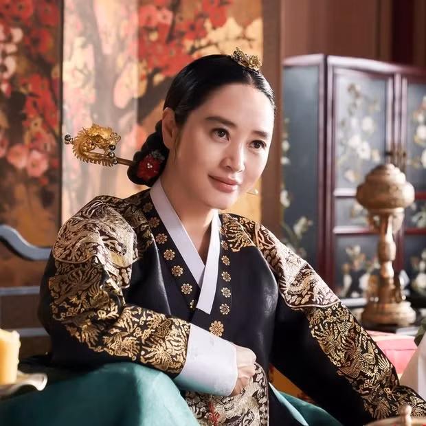 Kim Hye Soo ghi dấu ấn trong Dưới Bóng Trung Điện. Ảnh: KB. Kim Hye Soo ghi dấu ấn trong Dưới Bóng Trung Điện. Ảnh: KB.