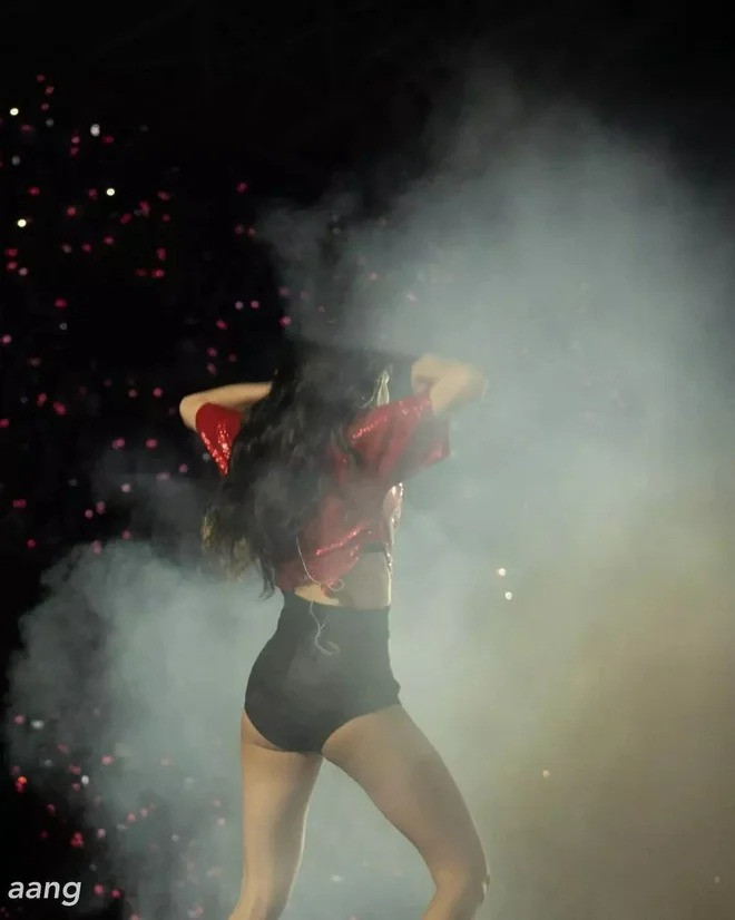 Những bộ trang phục của BlackPink, trong đó Lisa tự tin diện quần ngắn cũn, lộ lấp ló vòng ba. Những bộ trang phục của BlackPink, trong đó Lisa tự tin diện quần ngắn cũn, lộ lấp ló vòng ba.