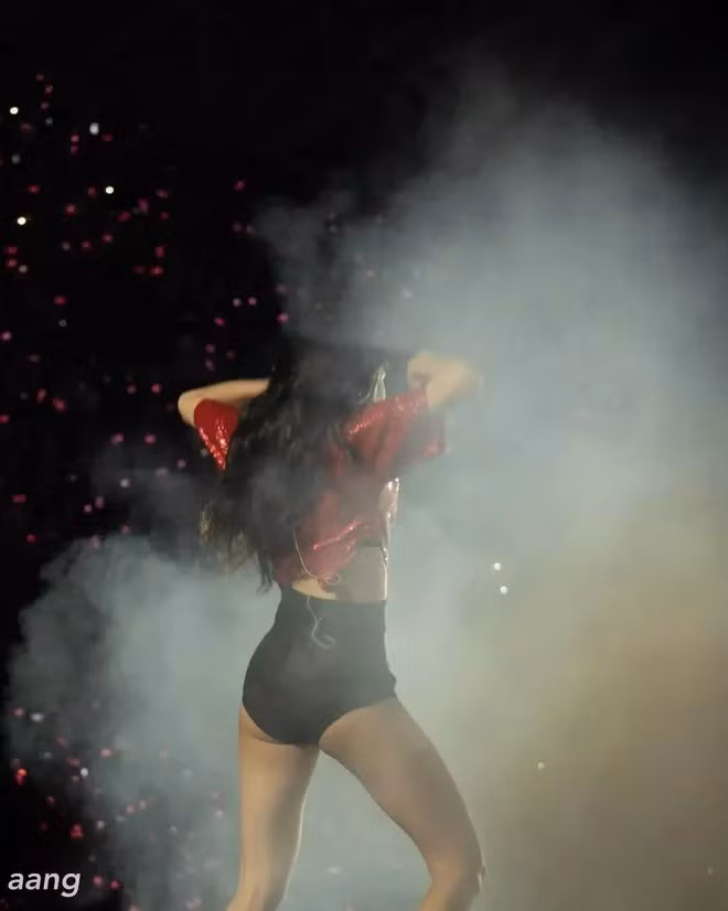 Những bộ trang phục của BlackPink, trong đó Lisa tự tin diện quần ngắn cũn, lộ lấp ló vòng ba.