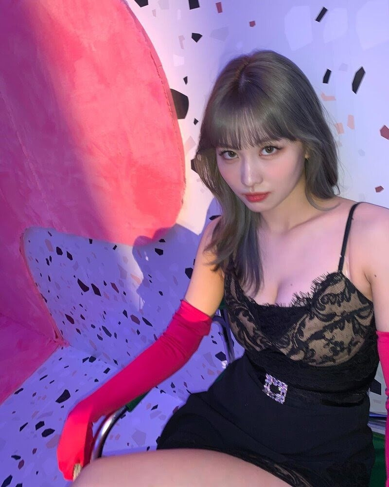 Nữ thần tượng tiết lộ thời thực tập sinh, cô dùng những biện pháp khắc nghiệt để giảm 7 kg chỉ trong một tuần, điều này làm ảnh hưởng đến sức khỏe của cô. &quot;Tôi được yêu cầu phải giảm 7 kg, đó là cách duy nhất để được xuất hiện trong buổi showcase&quot;, Momo kể lại. Ảnh: @momo.