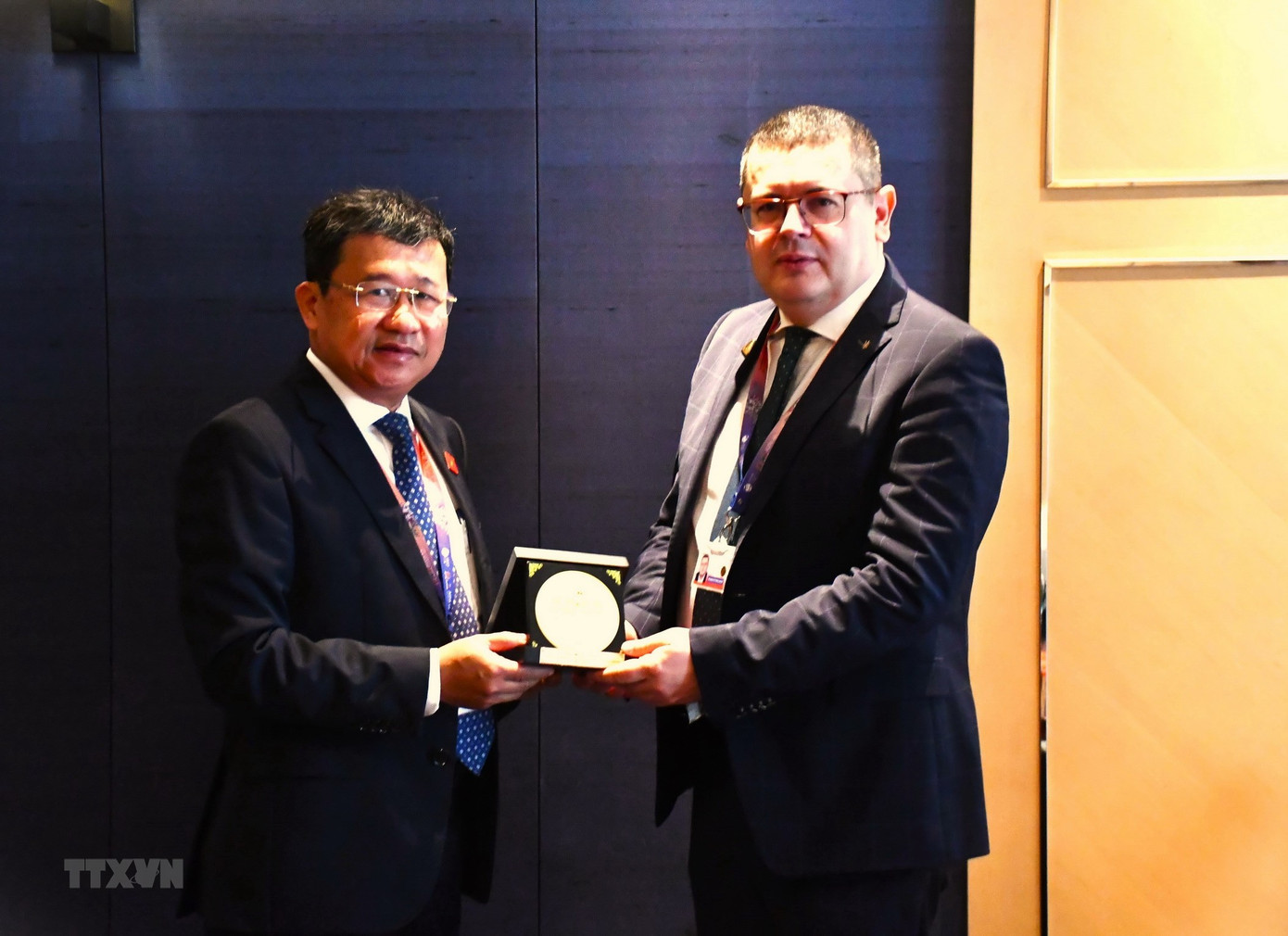 Chủ nhiệm Ủy ban Đối ngoại của Quốc hội Vũ Hải Hà tặng quà Chủ nhiệm Ủy ban Đối ngoại và Hợp tác Liên Nghị viện Quốc hội Ukraine Oleksandr Mereshko. (Ảnh: TTXVN) Chủ nhiệm Ủy ban Đối ngoại của Quốc hội Vũ Hải Hà tặng quà Chủ nhiệm Ủy ban Đối ngoại và Hợp tác Liên Nghị viện Quốc hội Ukraine Oleksandr Mereshko. (Ảnh: TTXVN)