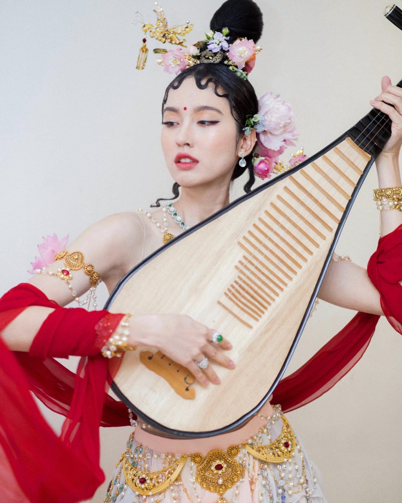 Là một trong những người đẹp chuyển giới nổi tiếng bậc nhất châu Á, Nong Poy từng có mối tình kéo dài 5 năm với bạn trai là vận động viên chơi golf. Họ chia tay năm 2013 vì bất đồng quan điểm.