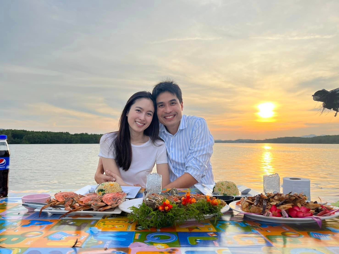 Khi Nong Poy hoạt động ở thị trường nước ngoài, học thạc sĩ, Oak Phakwa Hongyok là người ở bên động viên, đốc thúc cô. Mỹ nhân 36 tuổi nói biết ơn khi gặp đường người như anh. Khi Nong Poy hoạt động ở thị trường nước ngoài, học thạc sĩ, Oak Phakwa Hongyok là người ở bên động viên, đốc thúc cô. Mỹ nhân 36 tuổi nói biết ơn khi gặp đường người như anh.