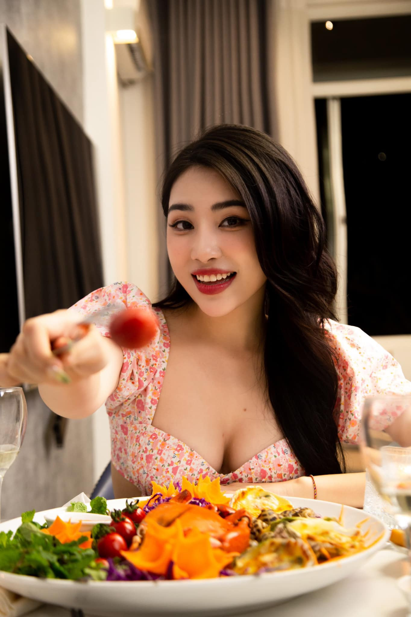 Nữ diễn viên trẻ mong muốn được thử những vai cá tính mạnh, đặc biệt là vai phản diện để có thể “kèn cựa” với dàn diễn viên chính và có nhiều đất diễn hơn. Nữ diễn viên trẻ mong muốn được thử những vai cá tính mạnh, đặc biệt là vai phản diện để có thể “kèn cựa” với dàn diễn viên chính và có nhiều đất diễn hơn.