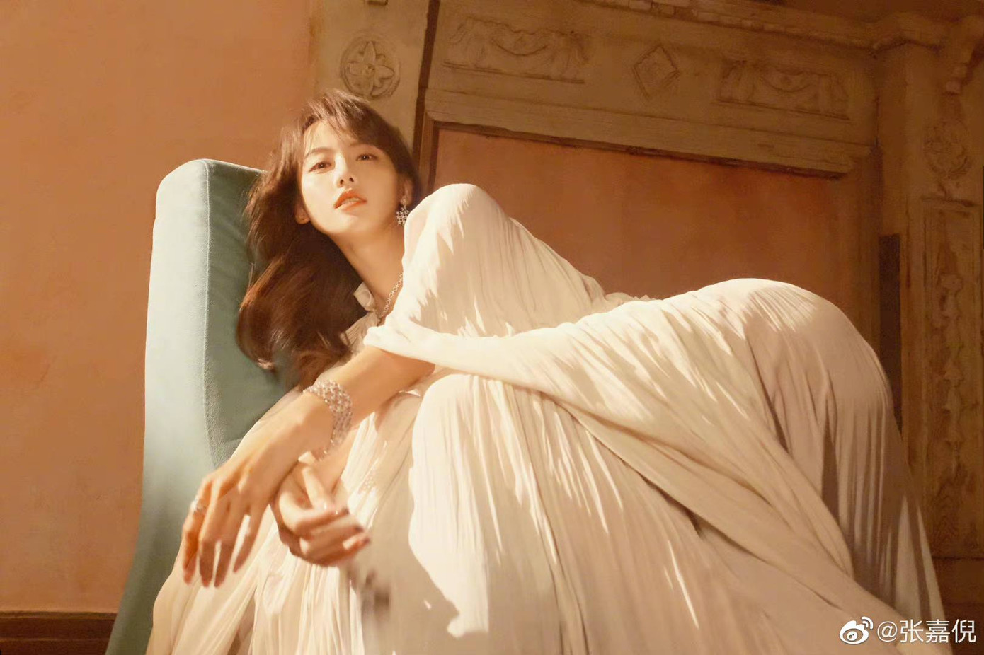 Cuối năm ngoái, chồng diễn viên Diên hi công lược bị phanh phui ảnh đi khách sạn với cô gái trẻ tên Thiệu Tình, tuổi ngoài 20, nhan sắc được đánh giá không bằng Gia Nghê. Nữ diễn viên và chồng giữ im lặng nhưng nhiều nguồn tin cho biết cô đang tiến hành thủ tục ly hôn, tranh giành quyền nuôi con.