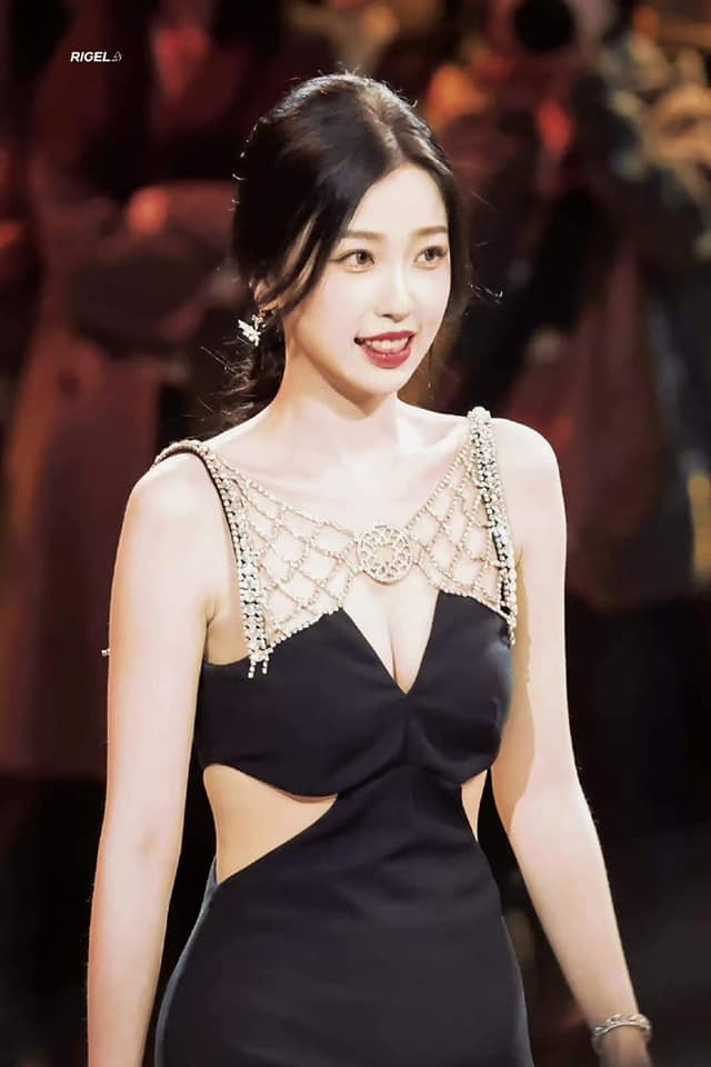 Gần đây nhất trong đêm hội Weibo, Ngu Thư Hân khiến cư dân mạng bất ngờ khi diện hai bộ váy hở bạo. Nữ diễn viên sinh năm 1995 không dùng trang phục này đi thảm đỏ gây tiếc nuối. Tuy nhiên, nhiều khán giả cho rằng ê-kíp đã có sự tính toán kỹ càng. Những trang phục cắt xẻ sâu ở ngực sẽ gây bất tiện cho người mặc nếu không may gặp sự cố trên thảm đỏ hoặc rơi vào góc máy nhạy cảm. Bên cạnh đó, không ít ý kiến cho rằng ê-kíp đã chỉnh sửa hình ảnh quá đà, đời thực trên thảm đỏ và ảnh do phòng làm việc đăng tải lộ rõ sự chênh lệch. Gần đây nhất trong đêm hội Weibo, Ngu Thư Hân khiến cư dân mạng bất ngờ khi diện hai bộ váy hở bạo. Nữ diễn viên sinh năm 1995 không dùng trang phục này đi thảm đỏ gây tiếc nuối. Tuy nhiên, nhiều khán giả cho rằng ê-kíp đã có sự tính toán kỹ càng. Những trang phục cắt xẻ sâu ở ngực sẽ gây bất tiện cho người mặc nếu không may gặp sự cố trên thảm đỏ hoặc rơi vào góc máy nhạy cảm. Bên cạnh đó, không ít ý kiến cho rằng ê-kíp đã chỉnh sửa hình ảnh quá đà, đời thực trên thảm đỏ và ảnh do phòng làm việc đăng tải lộ rõ sự chênh lệch.