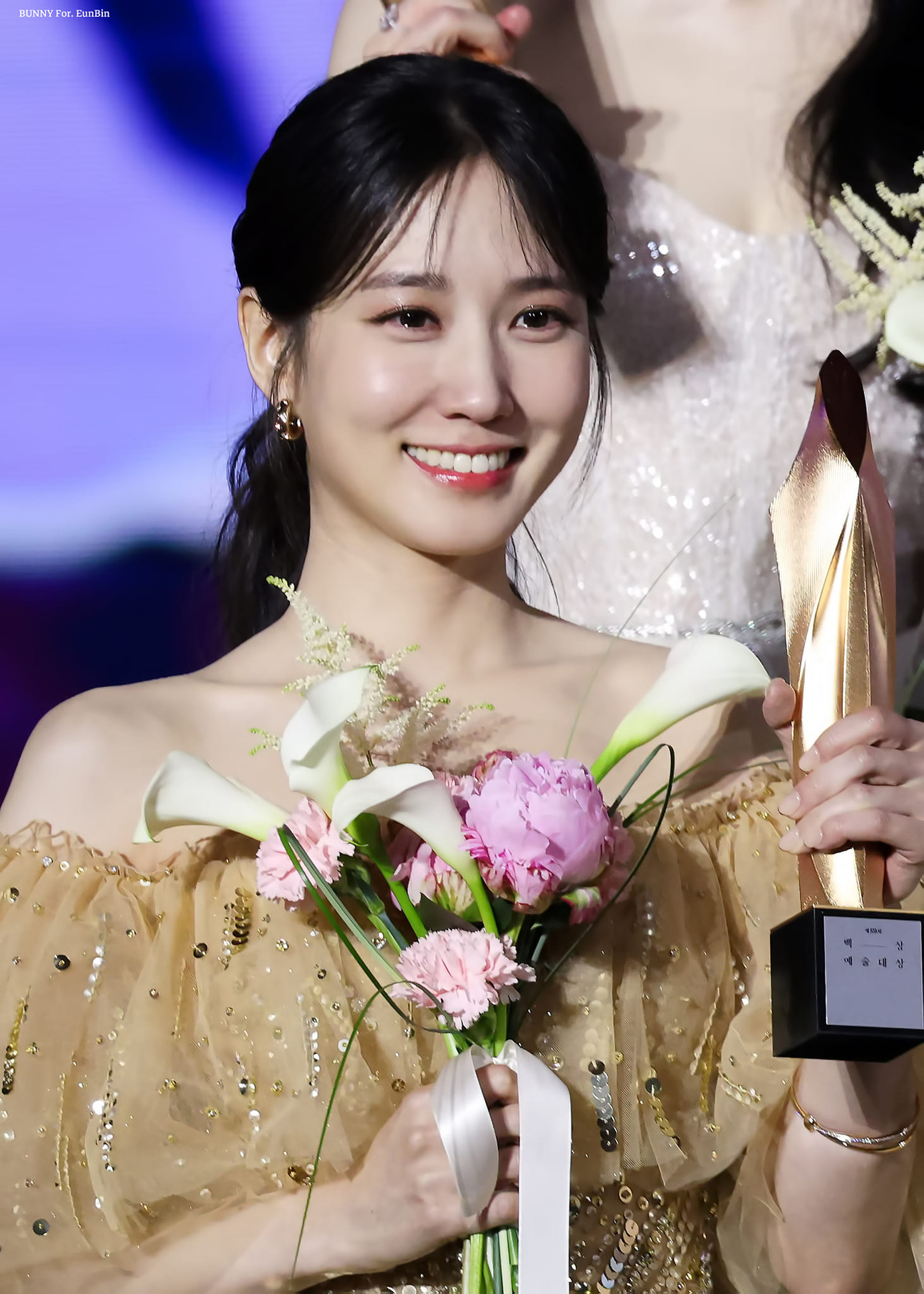 Park Eun Bin bị nhà phê bình văn hóa chê thiếu kiểm soát cảm xúc khi nhận giải Daesang. Ảnh: Twitter. Park Eun Bin bị nhà phê bình văn hóa chê thiếu kiểm soát cảm xúc khi nhận giải Daesang. Ảnh: Twitter.