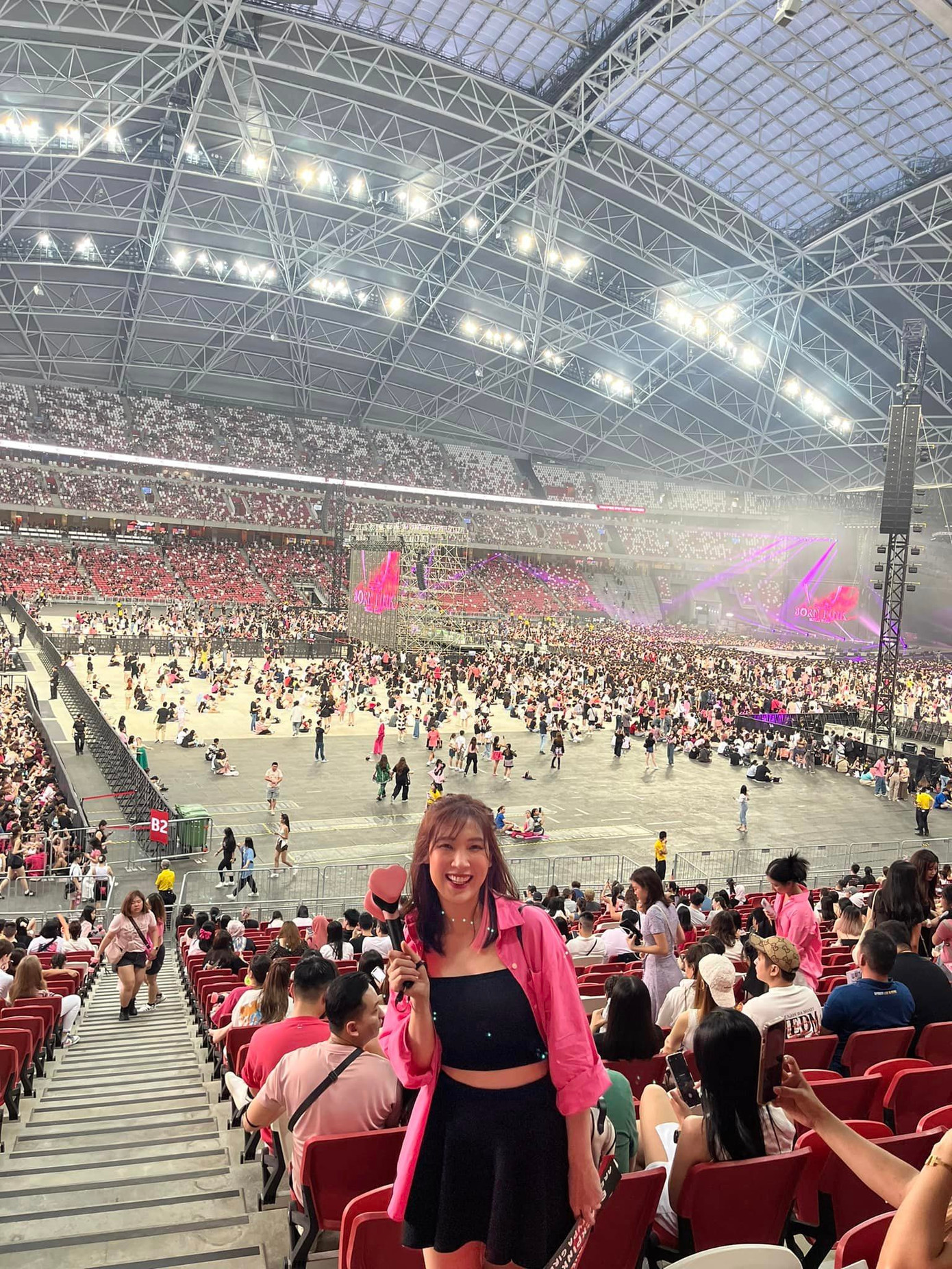 Người đẹp áo dài Phí Thị Thùy Linh trong concert BlackPink tại Singapore hồi tháng 5. Ảnh: NVCC.
