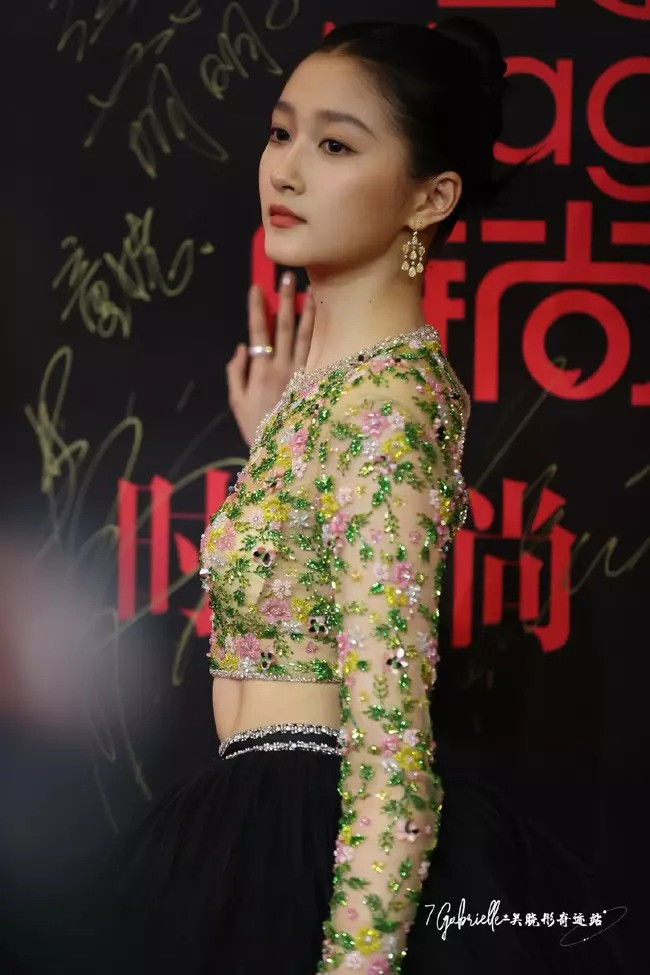 Diễn viên Tuổi hai mươi từng bị chê là “thảm họa thời trang” vì lựa chọn những trang phục để lộ khuyết điểm vóc dáng, che đi những ưu điểm. Bên cạnh đó, cách trang điểm và làm tóc bị nhận xét không phù hợp. Ảnh: Weibo. Diễn viên Tuổi hai mươi từng bị chê là “thảm họa thời trang” vì lựa chọn những trang phục để lộ khuyết điểm vóc dáng, che đi những ưu điểm. Bên cạnh đó, cách trang điểm và làm tóc bị nhận xét không phù hợp. Ảnh: Weibo.