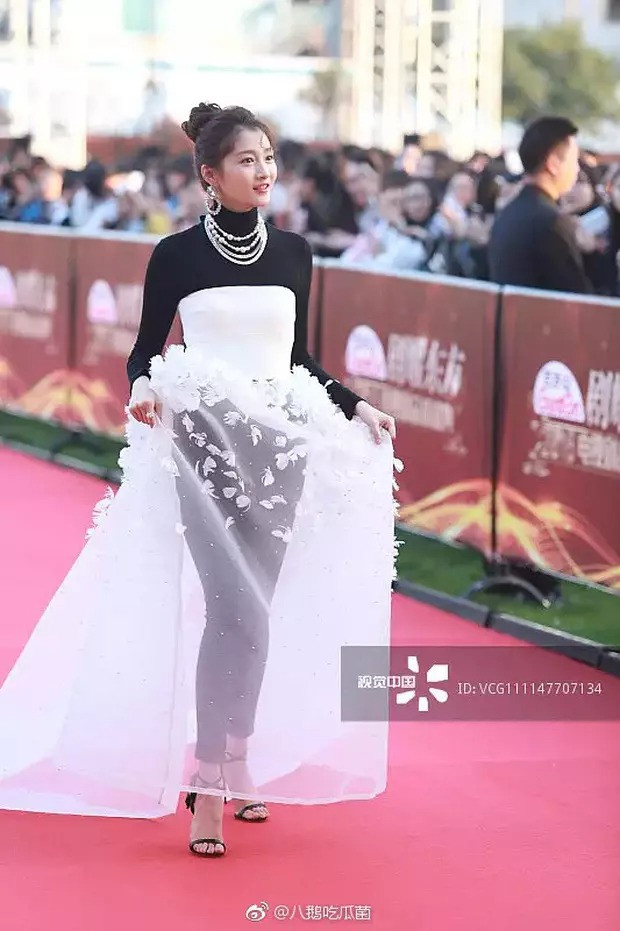 Diễn viên Tuổi hai mươi từng bị chê là “thảm họa thời trang” vì lựa chọn những trang phục để lộ khuyết điểm vóc dáng, che đi những ưu điểm. Bên cạnh đó, cách trang điểm và làm tóc bị nhận xét không phù hợp. Ảnh: Weibo. Diễn viên Tuổi hai mươi từng bị chê là “thảm họa thời trang” vì lựa chọn những trang phục để lộ khuyết điểm vóc dáng, che đi những ưu điểm. Bên cạnh đó, cách trang điểm và làm tóc bị nhận xét không phù hợp. Ảnh: Weibo.