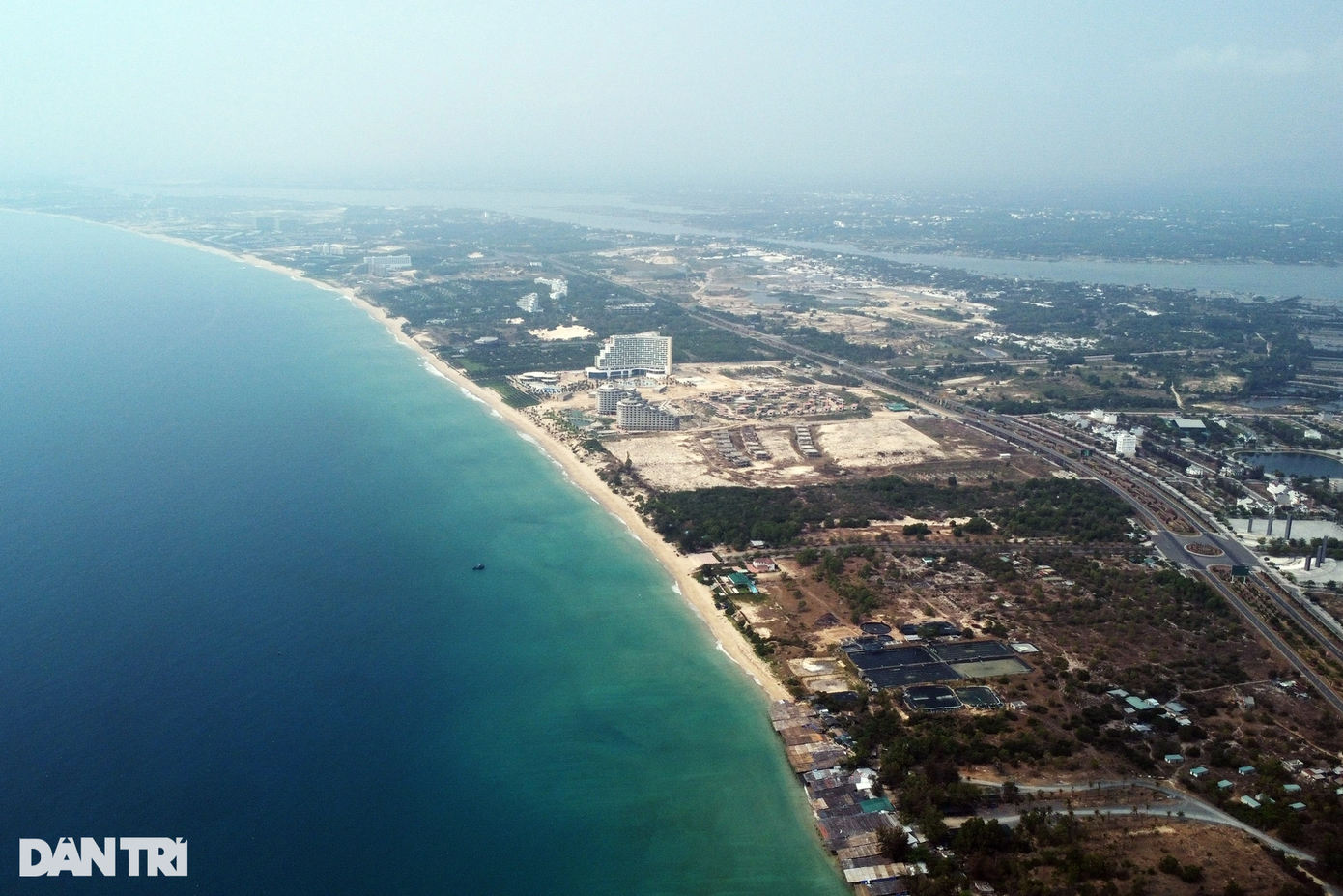 Huyện Cam Lâm (Khánh Hòa) được thành lập vào năm 2007, có diện tích tự nhiên khoảng 550km2 với một thị trấn và 13 xã. Dân số ước đạt hơn 110.000 người. Huyện Cam Lâm (Khánh Hòa) được thành lập vào năm 2007, có diện tích tự nhiên khoảng 550km2 với một thị trấn và 13 xã. Dân số ước đạt hơn 110.000 người.