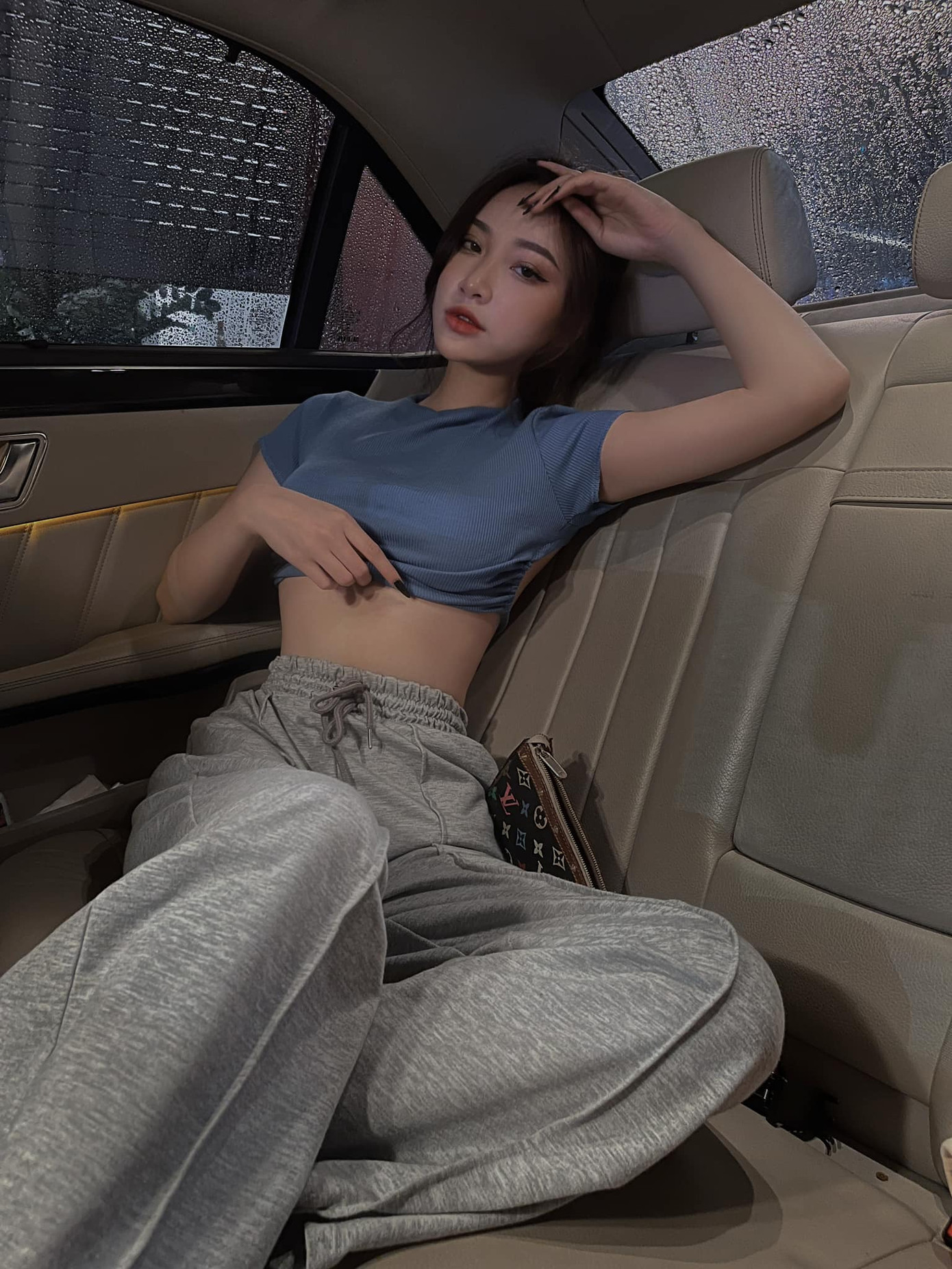 Ngoài đời, Mai Huê có phong cách thời trang cá tính, năng động và không kém phần gợi cảm. Nữ diễn viên biến hóa với nhiều kiểu dáng từ dễ thương đến sexy, táo bạo.