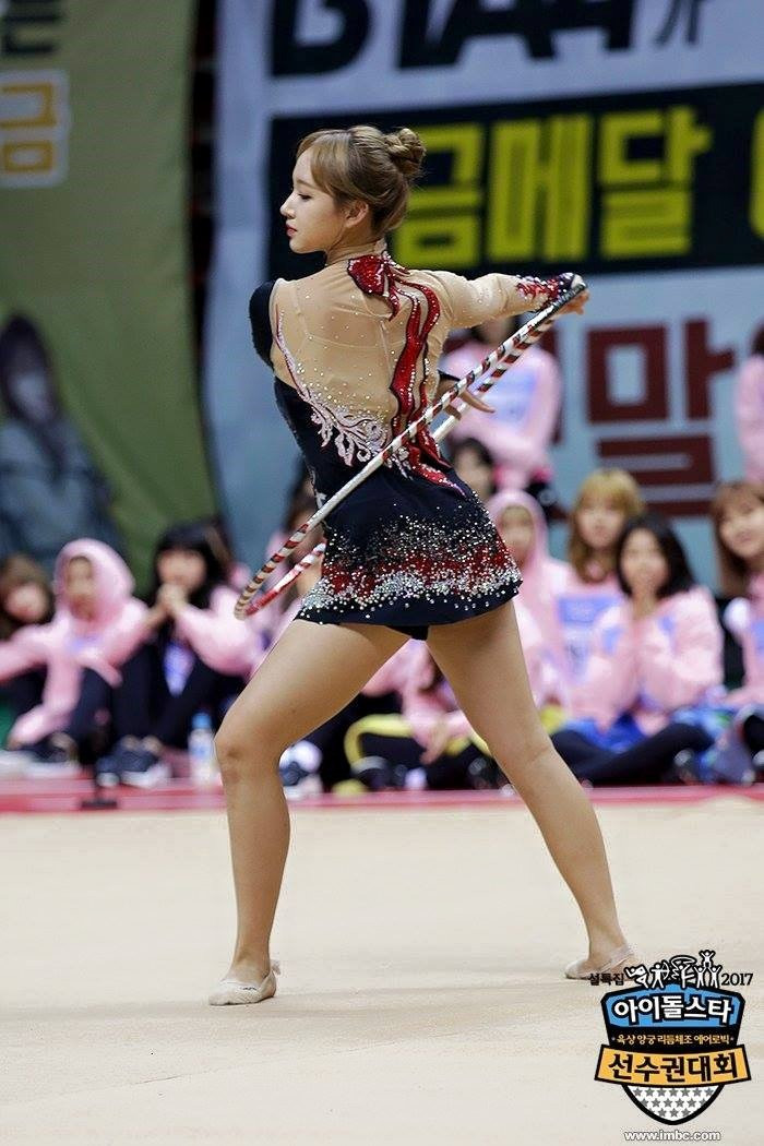 Nữ thần tượng gây chú ý nhờ vẻ ngoài xinh đẹp, thân hình nở nang. Tên tuổi cô hot hơn ở thị trường Hàn Quốc khi tham gia Idol Star Athletics Championship (Hội thi đấu Thể thao Idol) năm 2016, trình diễn phần thi thể dục dụng cụ. Nhờ kinh nghiệm 10 năm rèn luyện tại trường múa cổ truyền, Trình Tiêu có cơ hội phô diễn tài năng, kỹ thuật điêu luyện và trở thành nhà vô địch trong hạng mục thể dục dụng cụ trong năm đó. Nữ thần tượng gây chú ý nhờ vẻ ngoài xinh đẹp, thân hình nở nang. Tên tuổi cô hot hơn ở thị trường Hàn Quốc khi tham gia Idol Star Athletics Championship (Hội thi đấu Thể thao Idol) năm 2016, trình diễn phần thi thể dục dụng cụ. Nhờ kinh nghiệm 10 năm rèn luyện tại trường múa cổ truyền, Trình Tiêu có cơ hội phô diễn tài năng, kỹ thuật điêu luyện và trở thành nhà vô địch trong hạng mục thể dục dụng cụ trong năm đó.