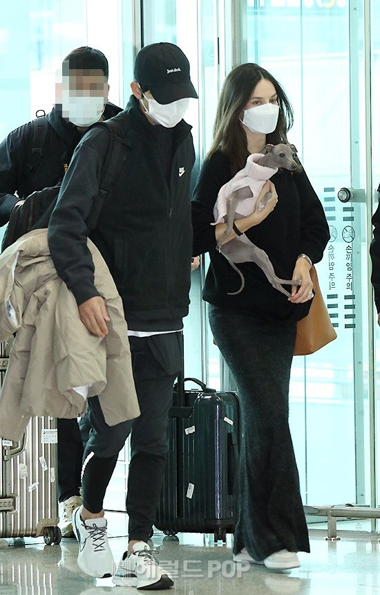 Ngày 30/1, trên fancafe cá nhân, Song Joong Ki gây bất ngờ khi báo tin kết hôn với bạn gái người Anh - cựu diễn viên Katy Louise Saunders. Tài tử nói sẽ luôn yêu thương và xây dựng cuộc sống mới cùng Katy Louise Saunders. Vợ sắp cưới của anh đang mang thai ở tháng thứ ba, dự kiến sinh con vào tháng 8. Ngày 30/1, trên fancafe cá nhân, Song Joong Ki gây bất ngờ khi báo tin kết hôn với bạn gái người Anh - cựu diễn viên Katy Louise Saunders. Tài tử nói sẽ luôn yêu thương và xây dựng cuộc sống mới cùng Katy Louise Saunders. Vợ sắp cưới của anh đang mang thai ở tháng thứ ba, dự kiến sinh con vào tháng 8.