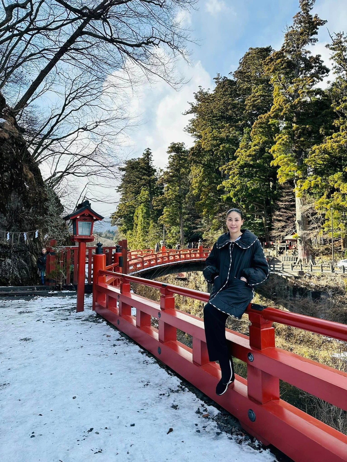 Hoa hậu Hà Kiều Anh và gia đình chọn Nhật Bản để đón Giao thừa. Sau 2 năm, cô mới quay trở lại xứ sở Phù Tang. Người đẹp đến Nikko - thành phố cổ nằm ở huyện Tochigi, phía Bắc Nhật Bản, cách Tokyo khoảng 2 tiếng ôtô.