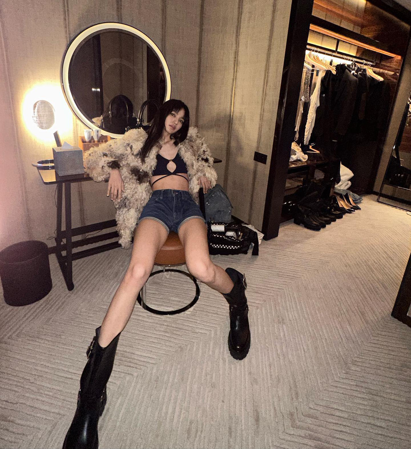 Những hình ảnh hậu trường được nữ thần tượng đăng tải trên trang cá nhân nhận được hơn sáu triệu lượt thích và hàng nghìn bình luận trong vòng chưa đầy 24 giờ. Những hình ảnh hậu trường được nữ thần tượng đăng tải trên trang cá nhân nhận được hơn sáu triệu lượt thích và hàng nghìn bình luận trong vòng chưa đầy 24 giờ.