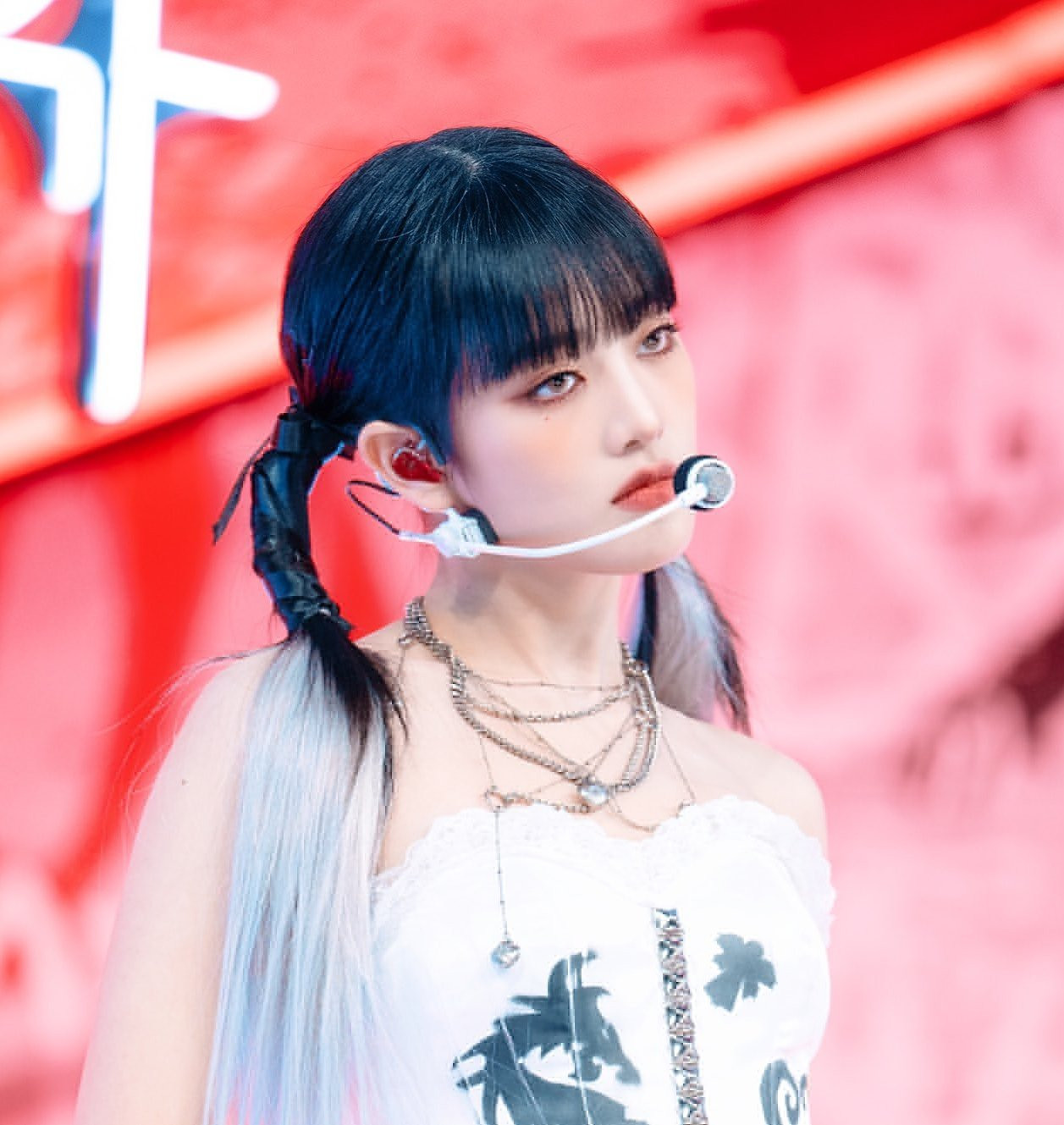 Nữ thần tượng có xuất thân trâm anh thế phiệt khi bố là chủ tịch tập đoàn đa quốc gia YMCA Bangkok với hơn 125 chi nhánh, thuộc hàng tỷ phú đô la của Thái Lan. Gia đình cô còn có tầm ảnh hưởng về chính trị ở xứ chùa vàng. Sự kiện gia đình Minnie xuất hiện trong chuyến lưu diễn lần đầu tiên của (G)-IDLE đến Thái Lan từng được đăng tải lên trang nhất báo về chính trị. Ảnh: Twitter. Nữ thần tượng có xuất thân trâm anh thế phiệt khi bố là chủ tịch tập đoàn đa quốc gia YMCA Bangkok với hơn 125 chi nhánh, thuộc hàng tỷ phú đô la của Thái Lan. Gia đình cô còn có tầm ảnh hưởng về chính trị ở xứ chùa vàng. Sự kiện gia đình Minnie xuất hiện trong chuyến lưu diễn lần đầu tiên của (G)-IDLE đến Thái Lan từng được đăng tải lên trang nhất báo về chính trị. Ảnh: Twitter.