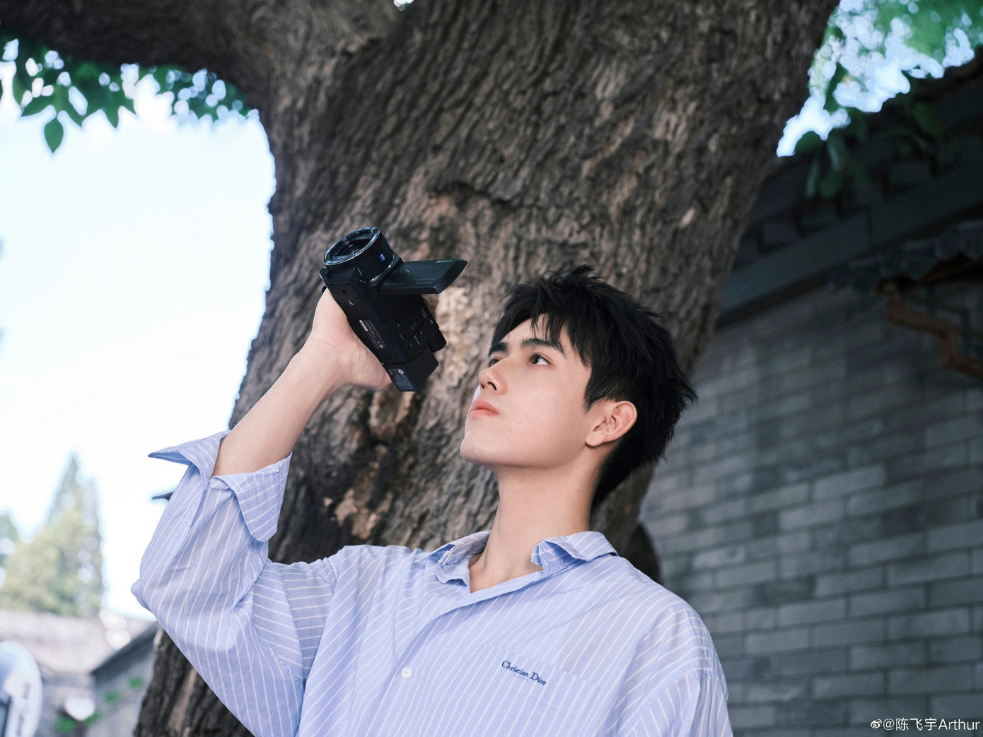 Đáng nói, loạt ảnh selfie do Trần Phi Vũ đăng vào tháng 7/2021 cho thấy nội thất căn phòng giống với phòng khách sạn ở Trường Sa, tỉnh Hồ Nam, Trung Quốc trong bức ảnh bị tung ra. Đáng nói, loạt ảnh selfie do Trần Phi Vũ đăng vào tháng 7/2021 cho thấy nội thất căn phòng giống với phòng khách sạn ở Trường Sa, tỉnh Hồ Nam, Trung Quốc trong bức ảnh bị tung ra.