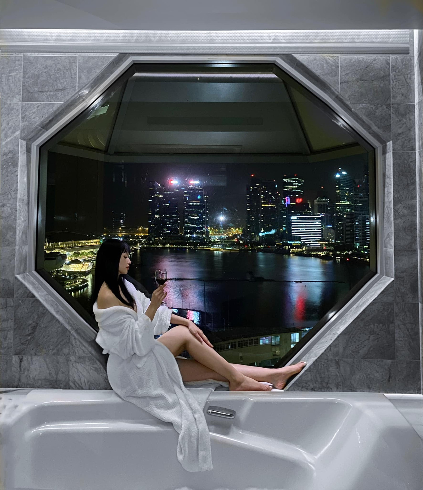 Tâm Tít cùng chồng con trải nghiệm không khí năm mới ở Singapore. Gia đình chọn đến các địa điểm nổi tiếng như công viên giải trí Universal Studio hay bảo tàng kem.