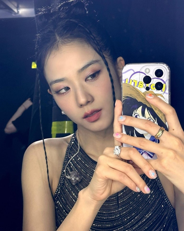 Trước đó trên trang cá nhân, chị cả Jisoo đăng tải loạt ảnh ở Mỹ Đình, đội nón lá Việt Nam. "Mình đã có khoảng thời gian tuyệt vời ở Việt Nam, nơi mình lần đầu ghé thăm. Blink (tên fandom BlackPink – PV) đã tiếp thêm nhiều năng lượng cho mình. Hẹn sớm gặp lại nhau, yêu các bạn nhiều”. Trước đó trên trang cá nhân, chị cả Jisoo đăng tải loạt ảnh ở Mỹ Đình, đội nón lá Việt Nam. "Mình đã có khoảng thời gian tuyệt vời ở Việt Nam, nơi mình lần đầu ghé thăm. Blink (tên fandom BlackPink – PV) đã tiếp thêm nhiều năng lượng cho mình. Hẹn sớm gặp lại nhau, yêu các bạn nhiều”.