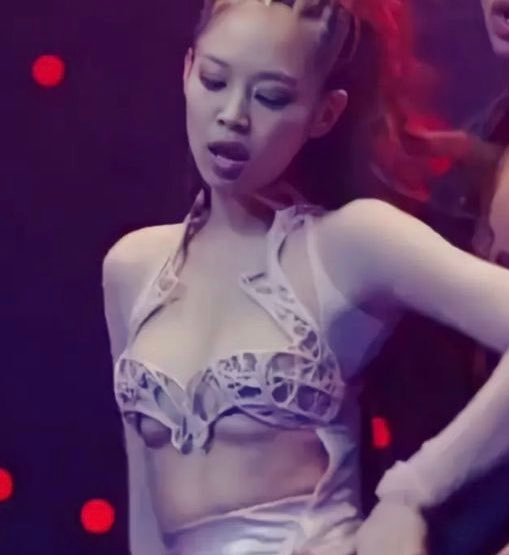 Jennie liên tục gây chú ý với những cảnh gợi cảm trong The Idol.