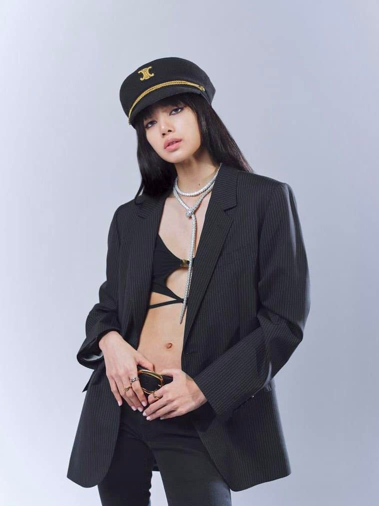 Gần đây, cô cùng các thành viên BlackPink tham dự Le Gala des Pieces Jaunes - buổi hòa nhạc từ thiện do Đệ nhất phu nhân Pháp Brigitte Macron đứng đầu. Lisa tiếp tục cho thấy sức ảnh hưởng trong ngành thời trang khi vẫn giữ vai trò đại sứ thương hiệu của nhiều nhãn hàng cao cấp. Gần đây, cô cùng các thành viên BlackPink tham dự Le Gala des Pieces Jaunes - buổi hòa nhạc từ thiện do Đệ nhất phu nhân Pháp Brigitte Macron đứng đầu. Lisa tiếp tục cho thấy sức ảnh hưởng trong ngành thời trang khi vẫn giữ vai trò đại sứ thương hiệu của nhiều nhãn hàng cao cấp.