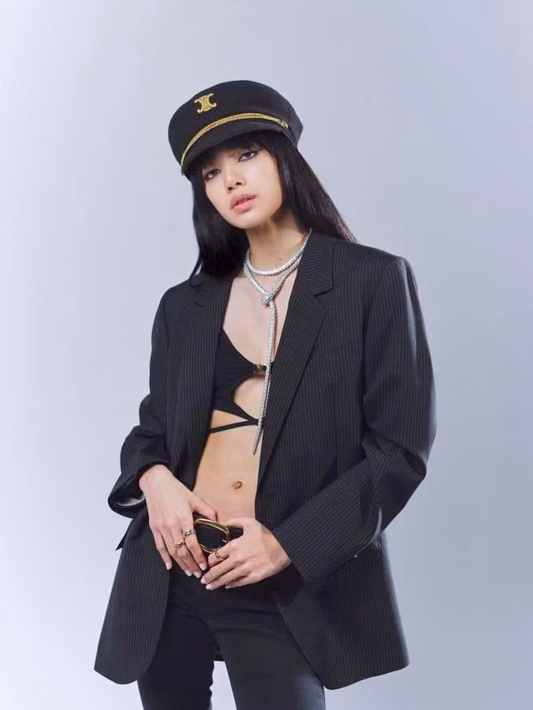 Gần đây, cô cùng các thành viên BlackPink tham dự Le Gala des Pieces Jaunes - buổi hòa nhạc từ thiện do Đệ nhất phu nhân Pháp Brigitte Macron đứng đầu. Lisa tiếp tục cho thấy sức ảnh hưởng trong ngành thời trang khi vẫn giữ vai trò đại sứ thương hiệu của nhiều nhãn hàng cao cấp. Gần đây, cô cùng các thành viên BlackPink tham dự Le Gala des Pieces Jaunes - buổi hòa nhạc từ thiện do Đệ nhất phu nhân Pháp Brigitte Macron đứng đầu. Lisa tiếp tục cho thấy sức ảnh hưởng trong ngành thời trang khi vẫn giữ vai trò đại sứ thương hiệu của nhiều nhãn hàng cao cấp.