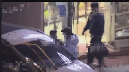 Các tay săn ảnh cho biết Angelababy và người đàn ông chung sống với nhau. Ảnh: Sohu. Các tay săn ảnh cho biết Angelababy và người đàn ông chung sống với nhau. Ảnh: Sohu.