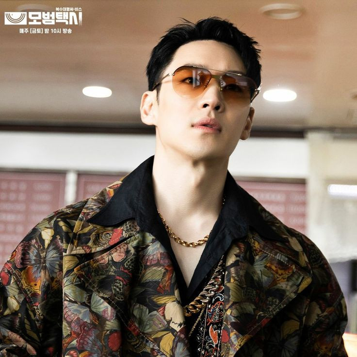 Trong Taxi Driver, nam diễn viên khắc họa thành công vai tài xế bảnh bao, ánh mắt sắc lạnh bí mật hỗ trợ người bị hại, những nạn nhân thấp cổ bé họng mà pháp luật không thể bảo vệ họ. Ở phần 1, nhân vật của anh bị nhận xét “lăng xê” sức mạnh quá đà, song nhiều ý kiến bênh vực, cho là hợp lý vì nam chính phải chiến đấu, đối diện với môi trường có quá nhiều phản diện, đồng thời là cách giúp khán giả có cái nhìn tươi sáng, hạnh phúc hơn khi phim lên án gay gắt những vấn nạn nhức nhối tại Hàn Quốc. Ảnh: NSX.