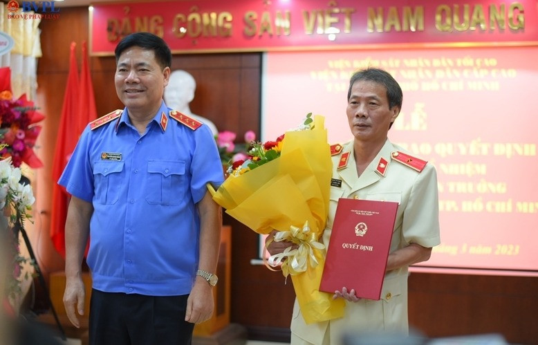 Đồng chí Nguyễn Quang Dũng, Phó Viện trưởng Viện Kiểm sát nhân dân tối cao trao quyết định và chúc mừng tân Phó Viện trưởng Viện Kiểm sát nhân dân cấp cao tại TPHCM. Đồng chí Nguyễn Quang Dũng, Phó Viện trưởng Viện Kiểm sát nhân dân tối cao trao quyết định và chúc mừng tân Phó Viện trưởng Viện Kiểm sát nhân dân cấp cao tại TPHCM.