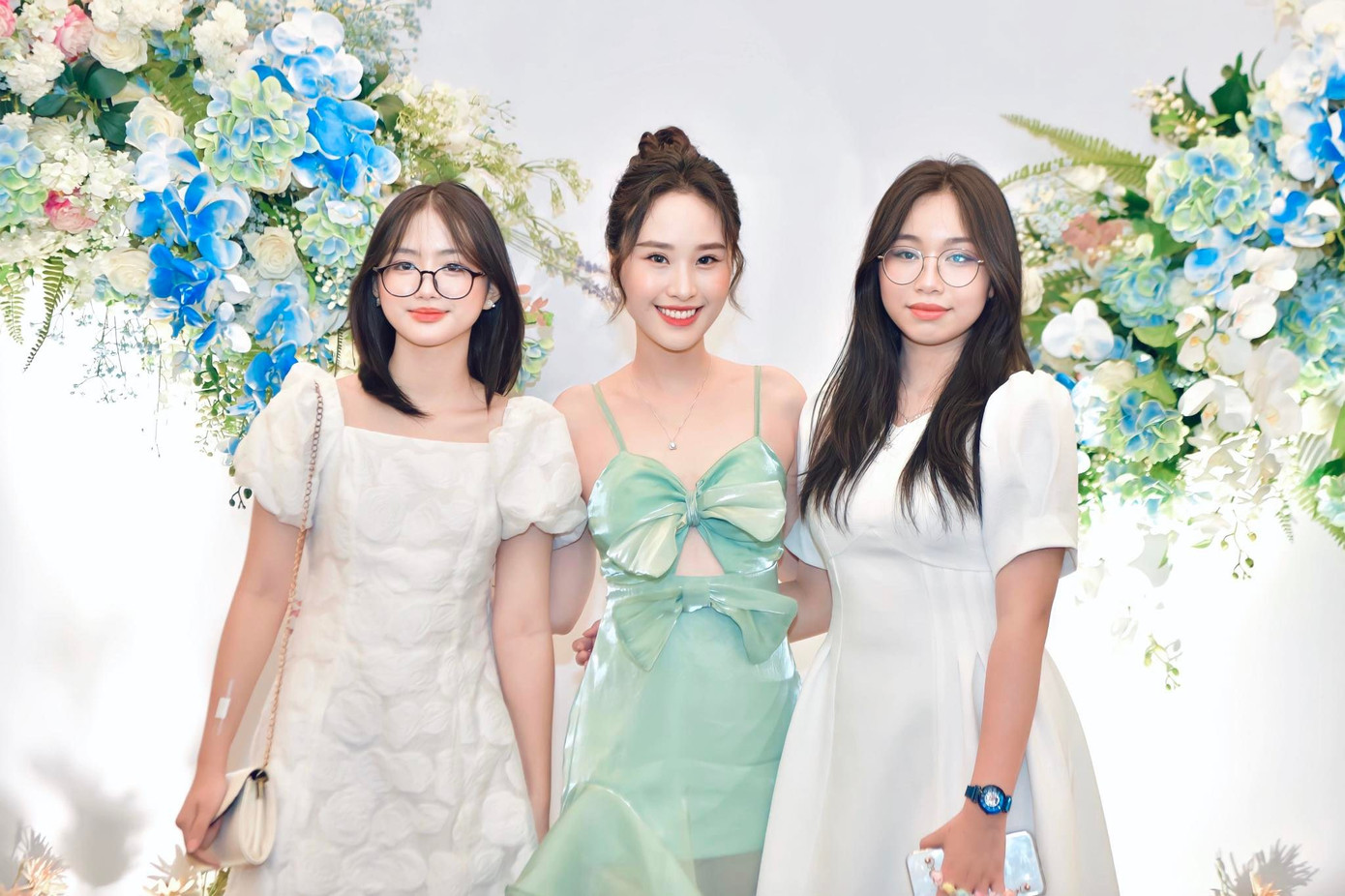 Thiên Nga cùng bố và các em trong đám cưới. Ảnh: NVCC.