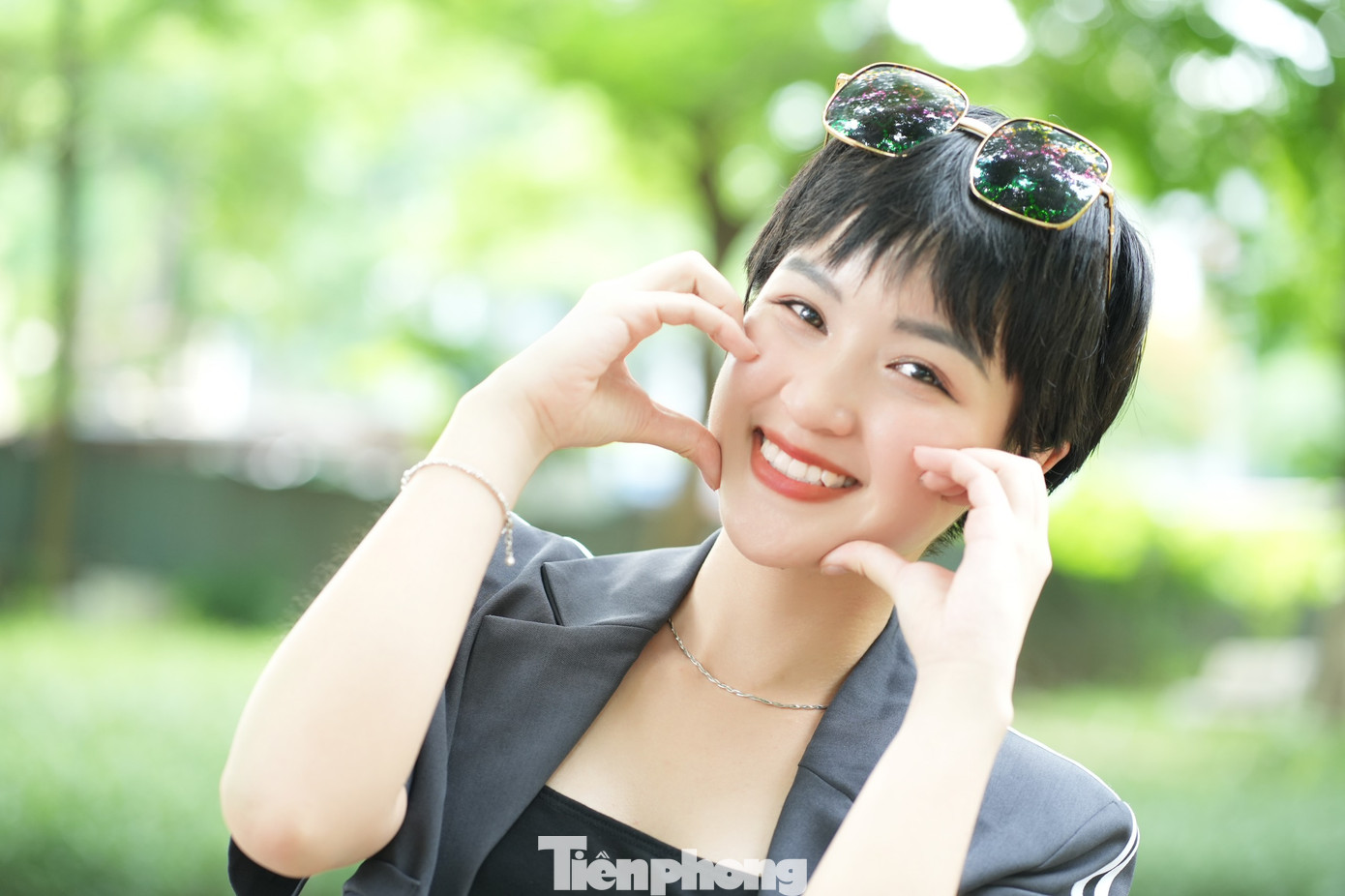 Là diễn viên nhỏ nhất trong đoàn, Thục Anh vào vai chị họ của diễn viên Minh Thu – hơn cô 6 tuổi. Trong quá trình quay, diễn viên không quá khó xử dù nhiều lần phải xưng hô “mày – tao” với đàn chị trên phim. “Tôi cảm thấy thú vị. Trong phim là vậy và ngoài đời thi thoảng chúng tôi trêu nhau vẫn xưng hô ngược như thế” – diễn viên cho biết. Ảnh: Trọng Quân. Là diễn viên nhỏ nhất trong đoàn, Thục Anh vào vai chị họ của diễn viên Minh Thu – hơn cô 6 tuổi. Trong quá trình quay, diễn viên không quá khó xử dù nhiều lần phải xưng hô “mày – tao” với đàn chị trên phim. “Tôi cảm thấy thú vị. Trong phim là vậy và ngoài đời thi thoảng chúng tôi trêu nhau vẫn xưng hô ngược như thế” – diễn viên cho biết. Ảnh: Trọng Quân.