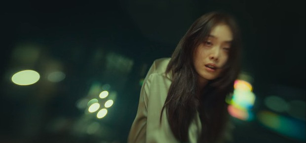 Cảnh quay Sa Ra gặp ảo giác vì sử dụng chất cấm trong nhà thờ. Ảnh: Netflix.