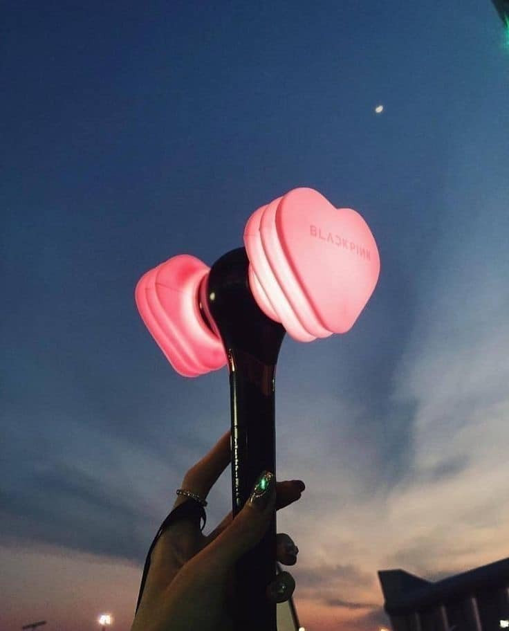 Lightstick có hình chiếc búa màu hồng, giá trị gần một triệu đồng. Ảnh: Pinterest, FB.