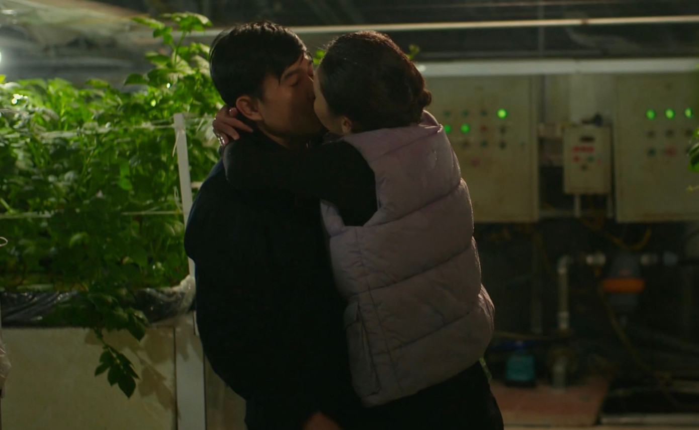 Trong phim, Mai là thực tập sinh tại trung tâm nông nghiệp nơi Công làm việc. Cô có tình ý với Công dù biết anh là người đã có gia đình. Tập 15, Mai nhờ Công đến xử lý một số công việc tại vườn ươm dù trời đã khuya. Theo preview đã công bố, Công bị Mai cưỡng hôn và bị hai em dâu là Hà (Lan Phương) và Trâm Anh (Khả Ngân) bắt quả tang.