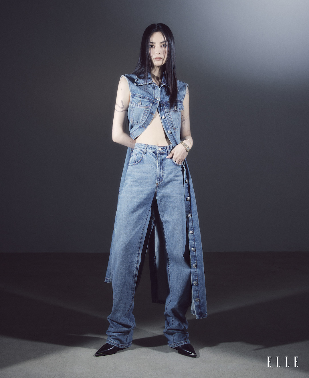 Mỹ nhân 31 tuổi cho rằng luyện tập tạo nên sự hoàn hảo, cô đầu tư vào việc điều tiết hơi thở, giọng nói, cảm xúc, nét mặt… 14 năm làm nghệ thuật, Elle gọi Nana là “tắc kè hoa” bởi cô biến hóa trong từng vai diễn, khi là Kim Dan - điều tra viên công ty luật trong Người vợ tốt , thám tử lạnh lùng trong Kill It, Goo Se Ra vui vẻ và mạnh mẽ trong Memorial, Kim Se Hee phức tạp phim Confession.