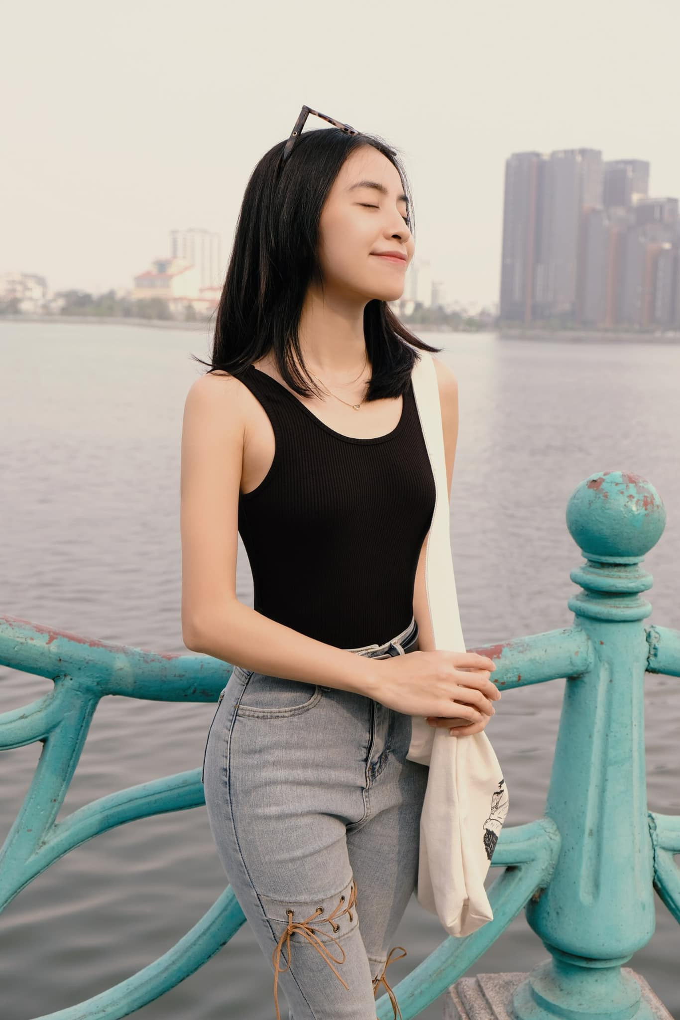 Ngoài đời, Trần Vân năng nổ với nhiều công việc cá nhân. Nữ diễn viên ưa thích phong cách tươi trẻ, năng động. Crop top, áo hai dây, ba lỗ phom ôm kết hợp cùng quần jeans là những món đồ thường được Trần Vân lựa chọn.