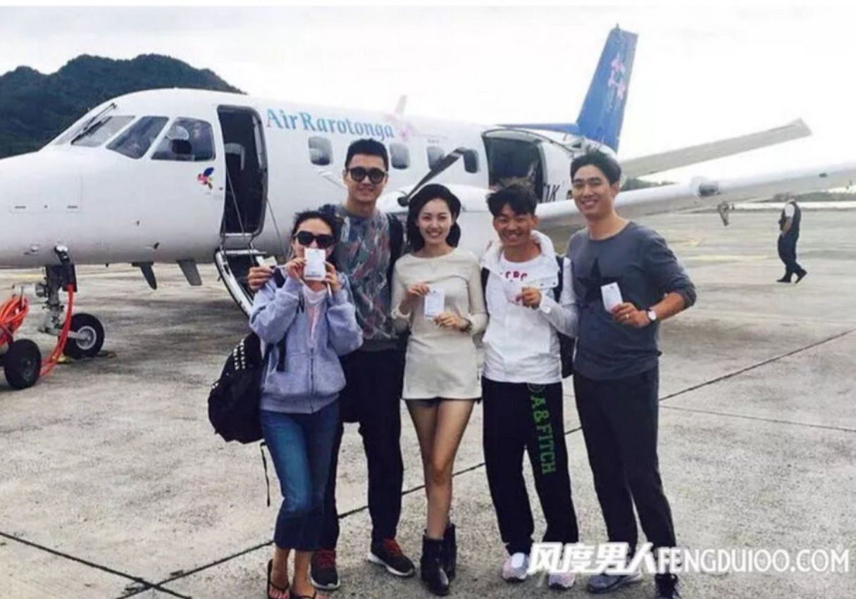 Tống Triết (đứng thứ hai từ trái qua), bên cạnh là Mã Dung và Vương Bảo Cường. Tống Triết (đứng thứ hai từ trái qua), bên cạnh là Mã Dung và Vương Bảo Cường.